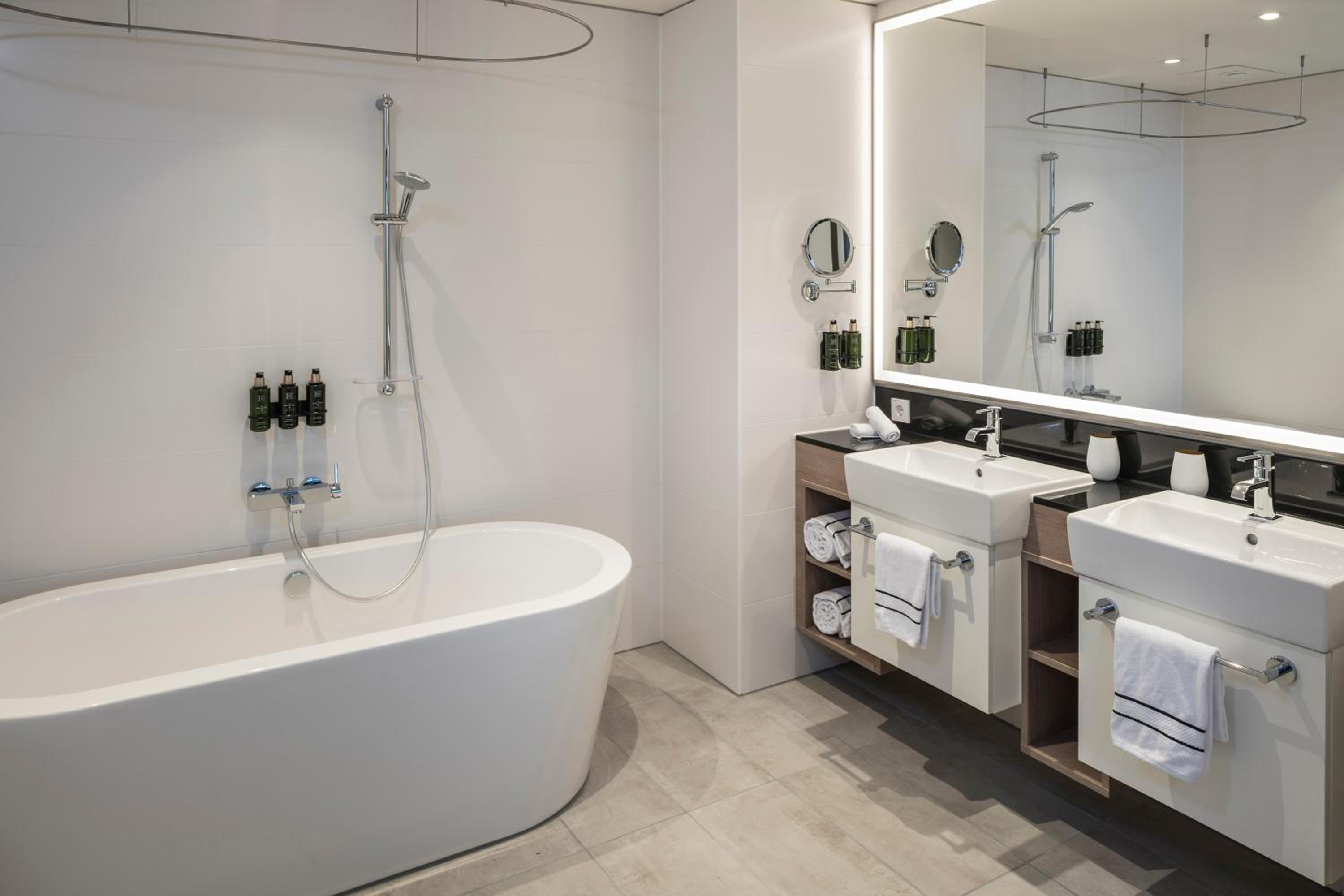 The Level Grand Suite with Skyline View - Photo 8