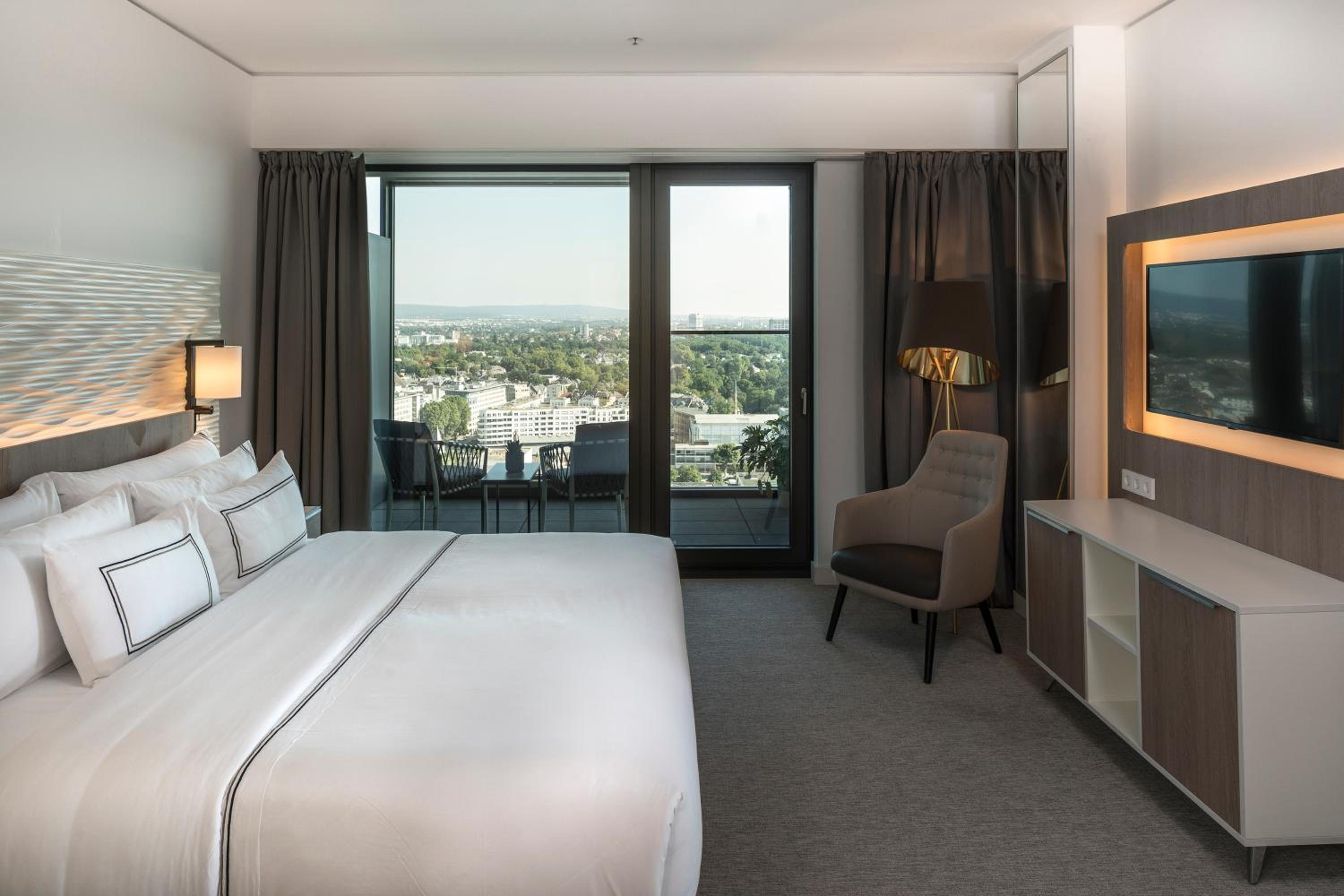The Level Grand Suite with Skyline View - Photo 7