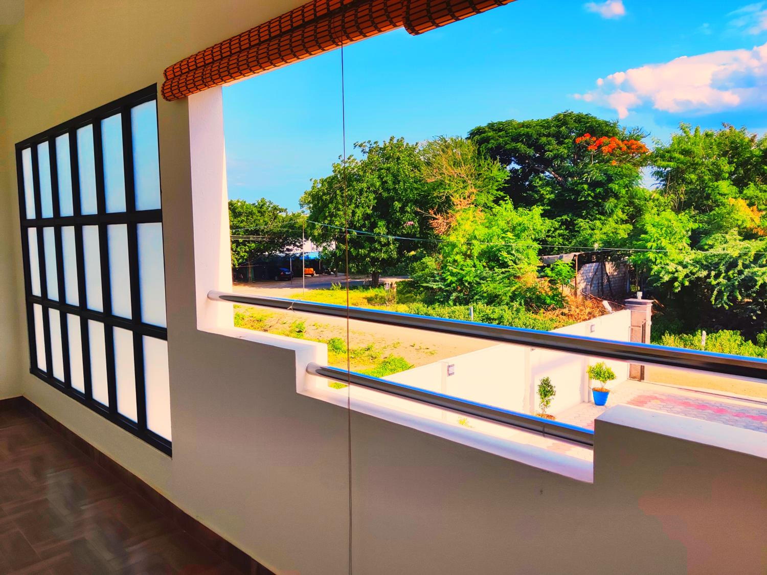 King Room with Balcony - Photo 7