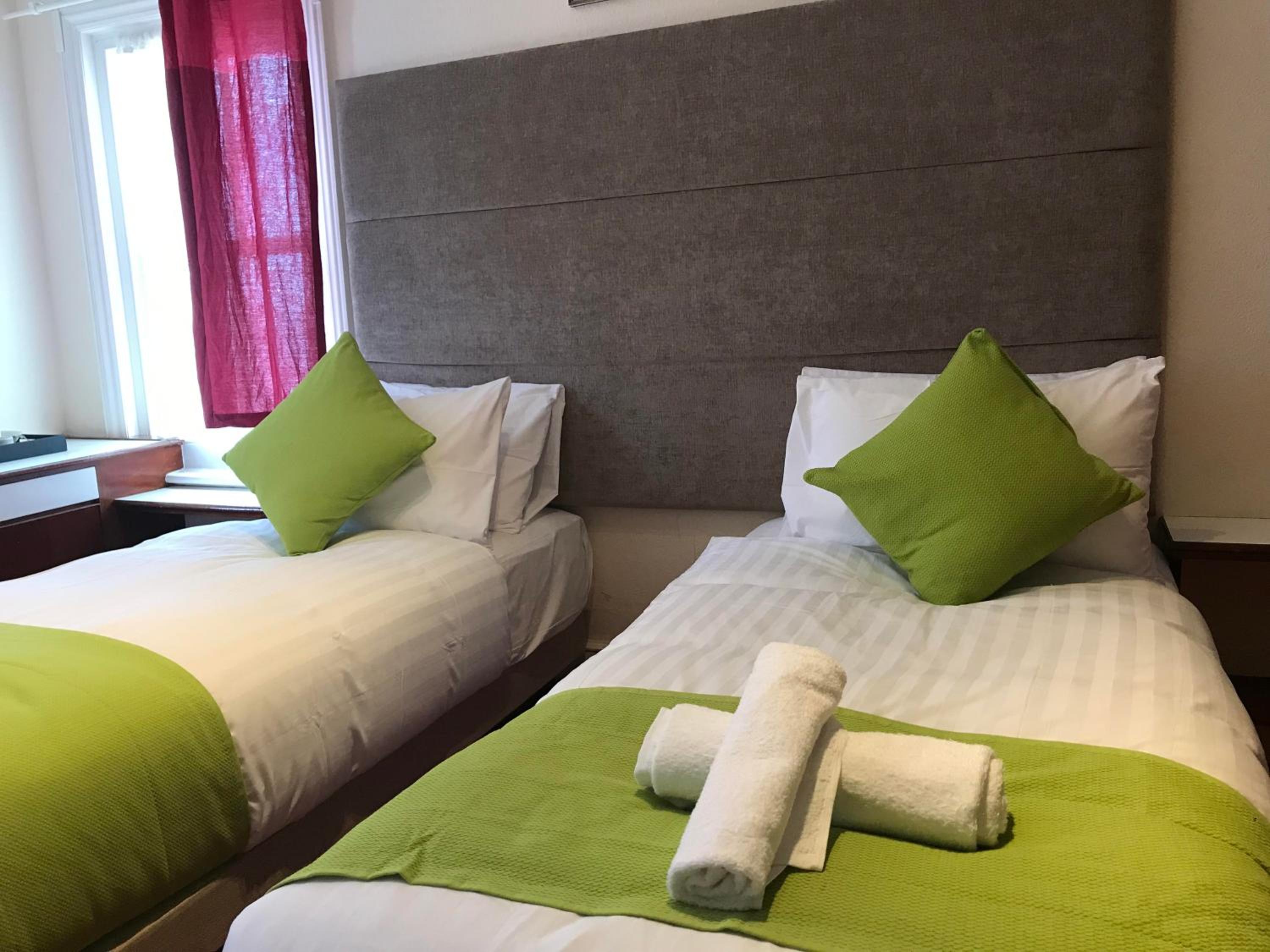 Twin Room With Private Bathroom photo 3