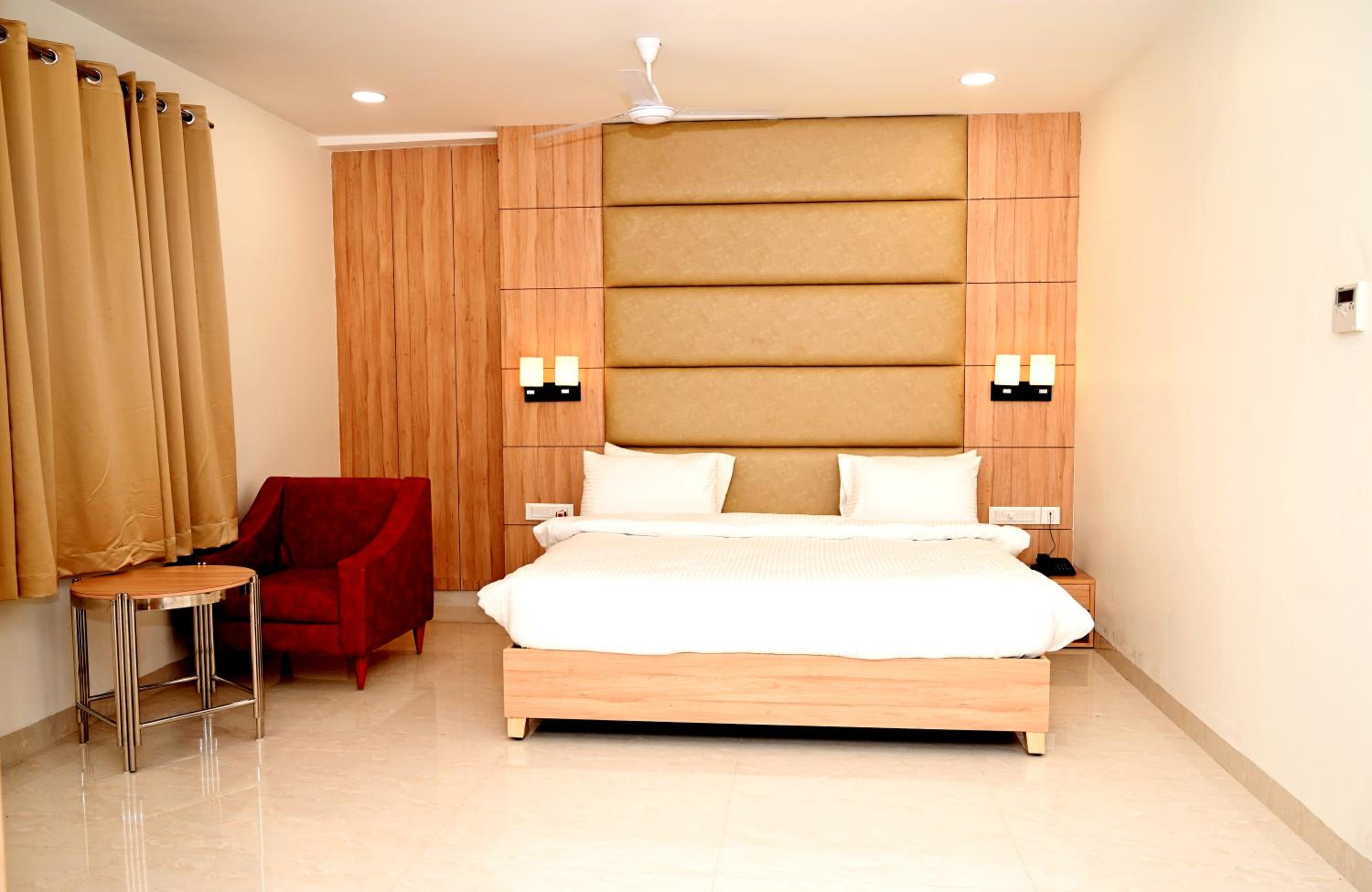 Standard King Room photo 3