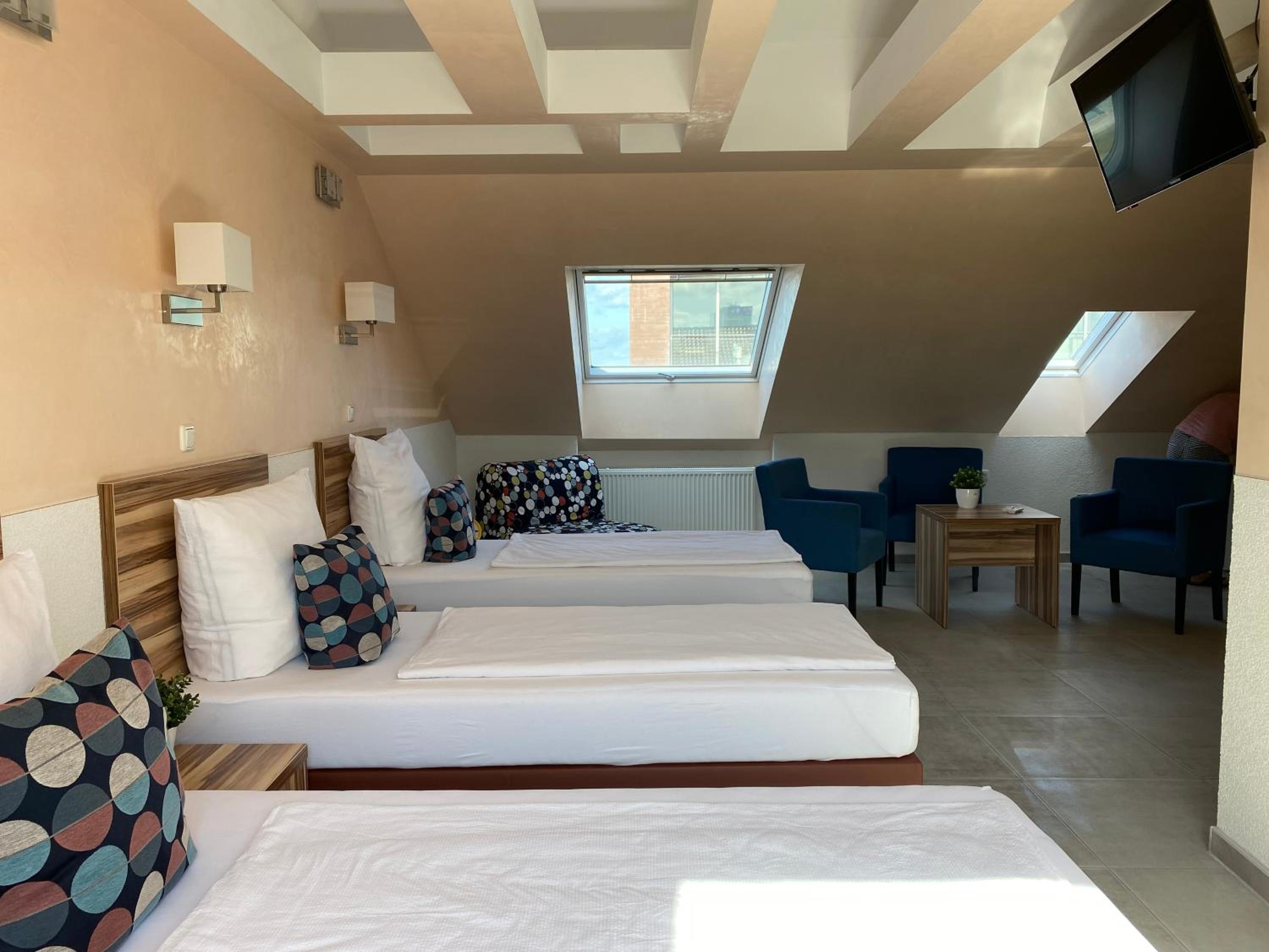 Triple Room with Private Bathroom - Photo 3