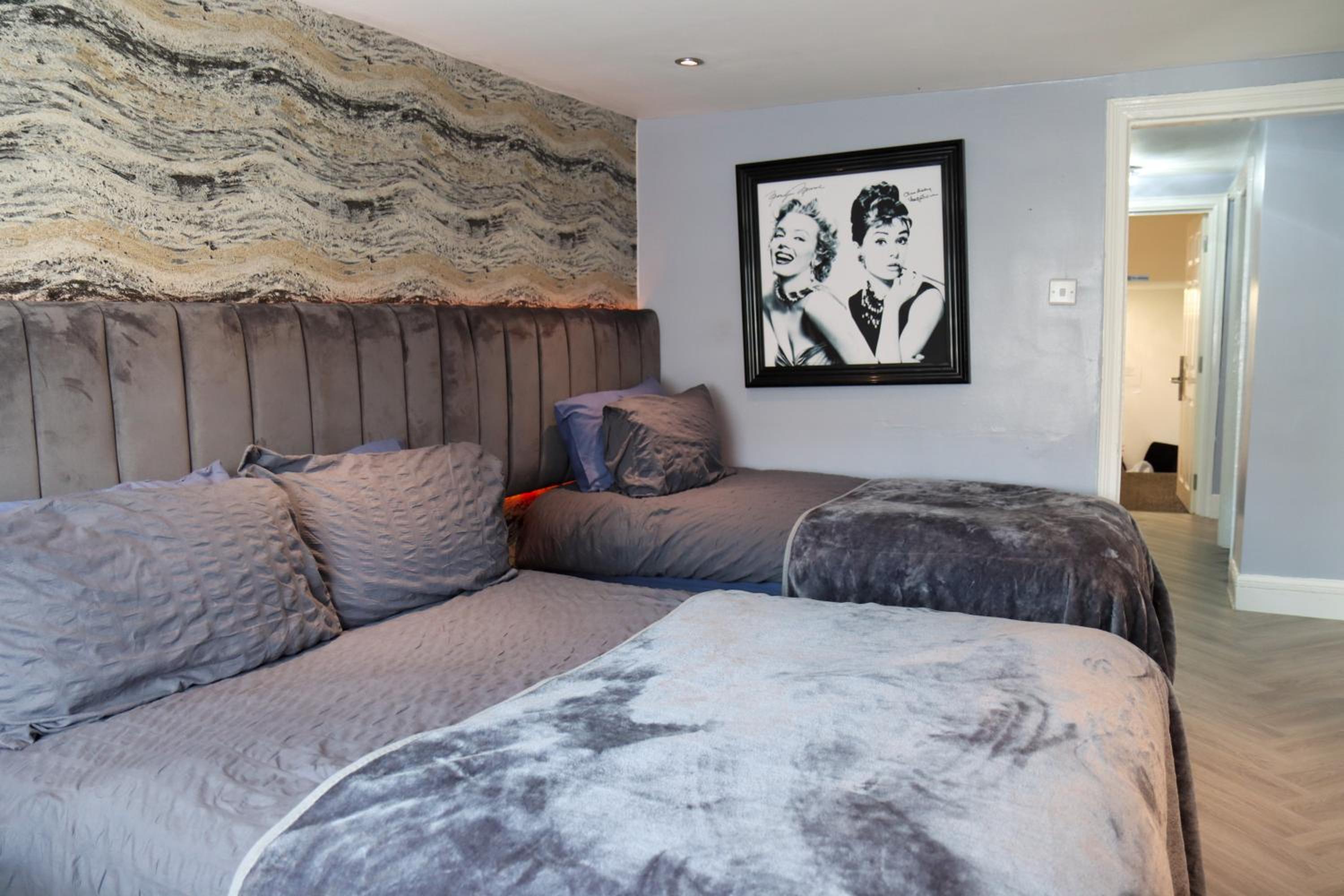 Three-Bedroom Apartment - Photo 27