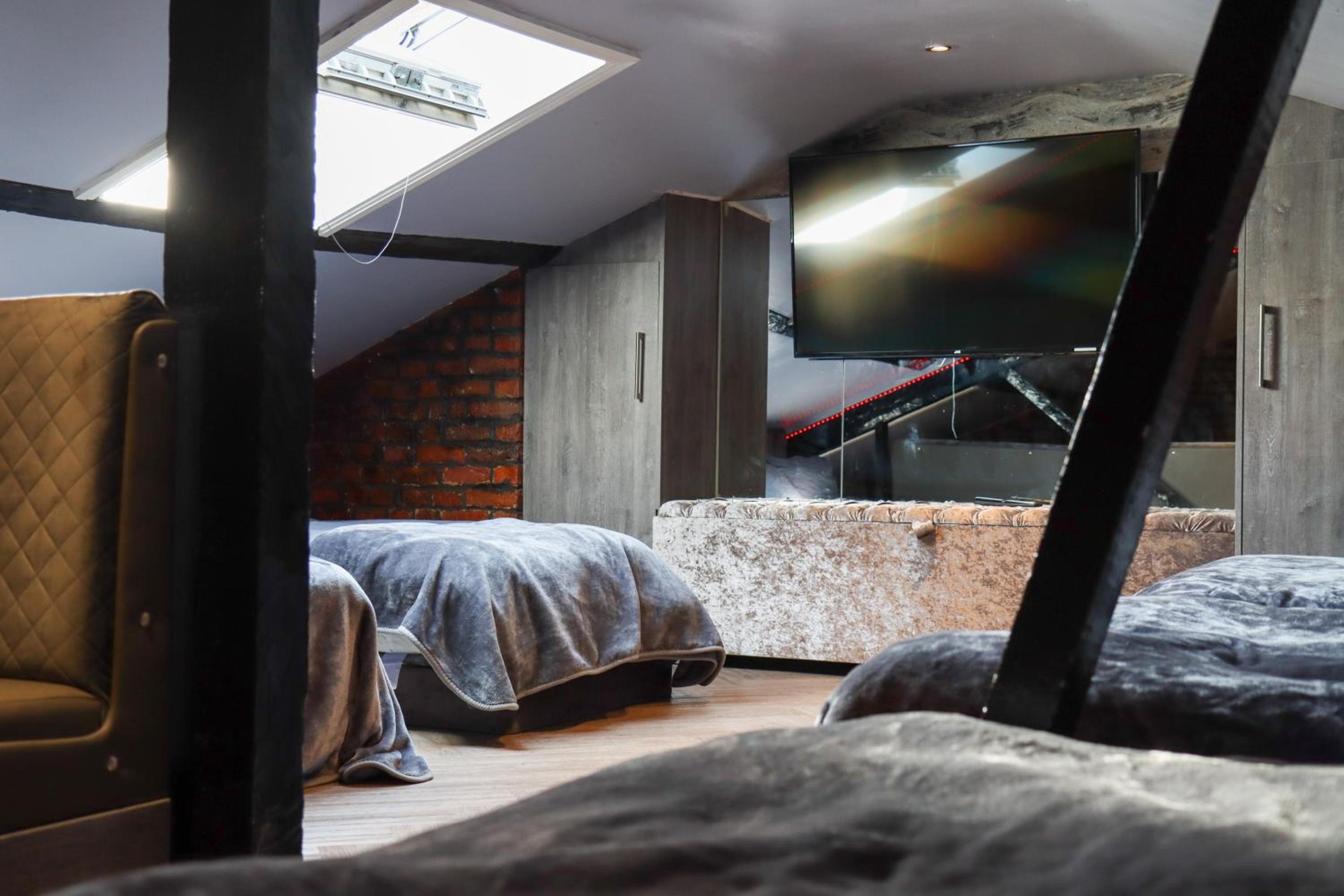 Three-Bedroom Apartment - Photo 32