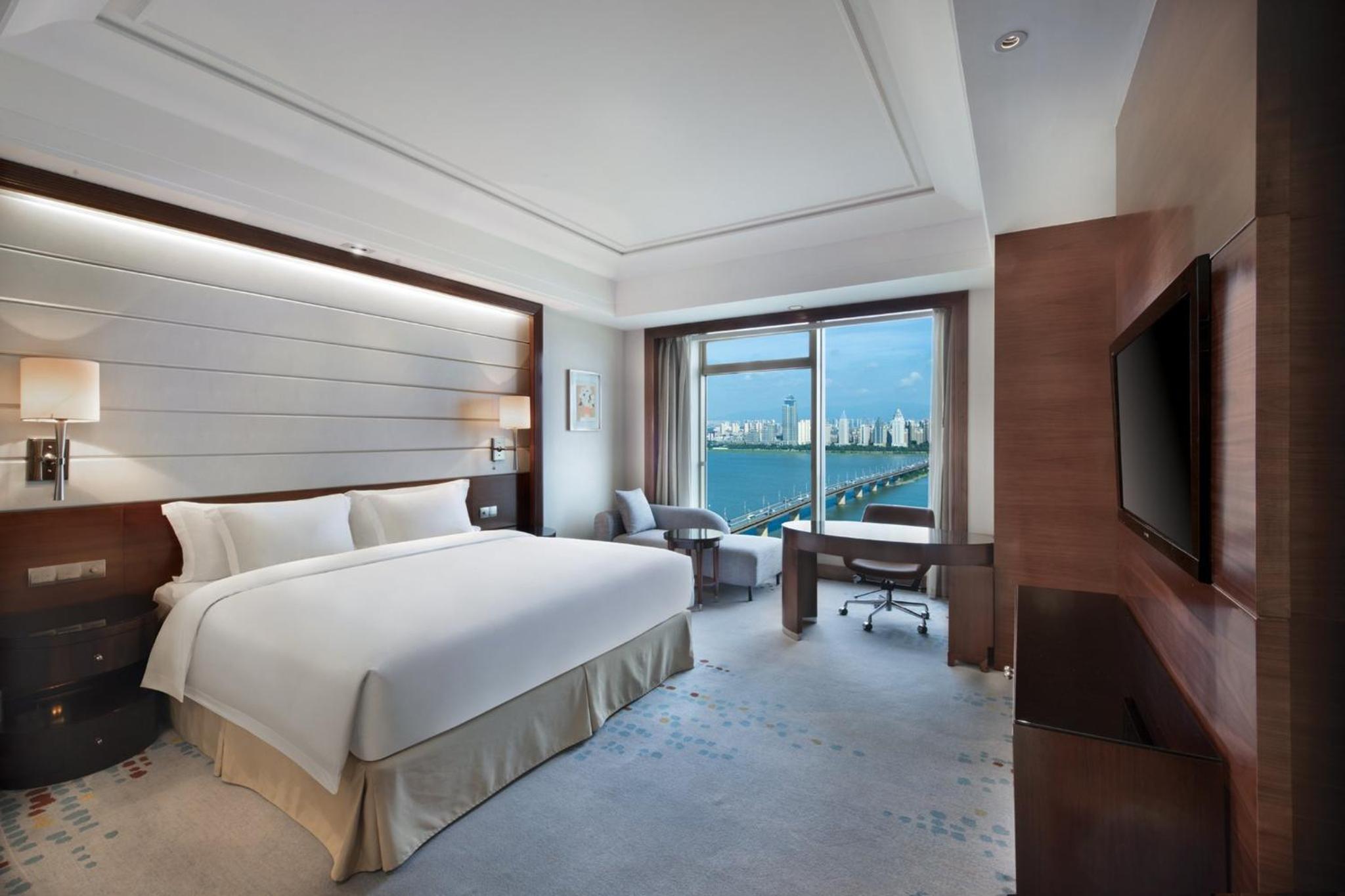 Standard King Room with River View - Photo 2