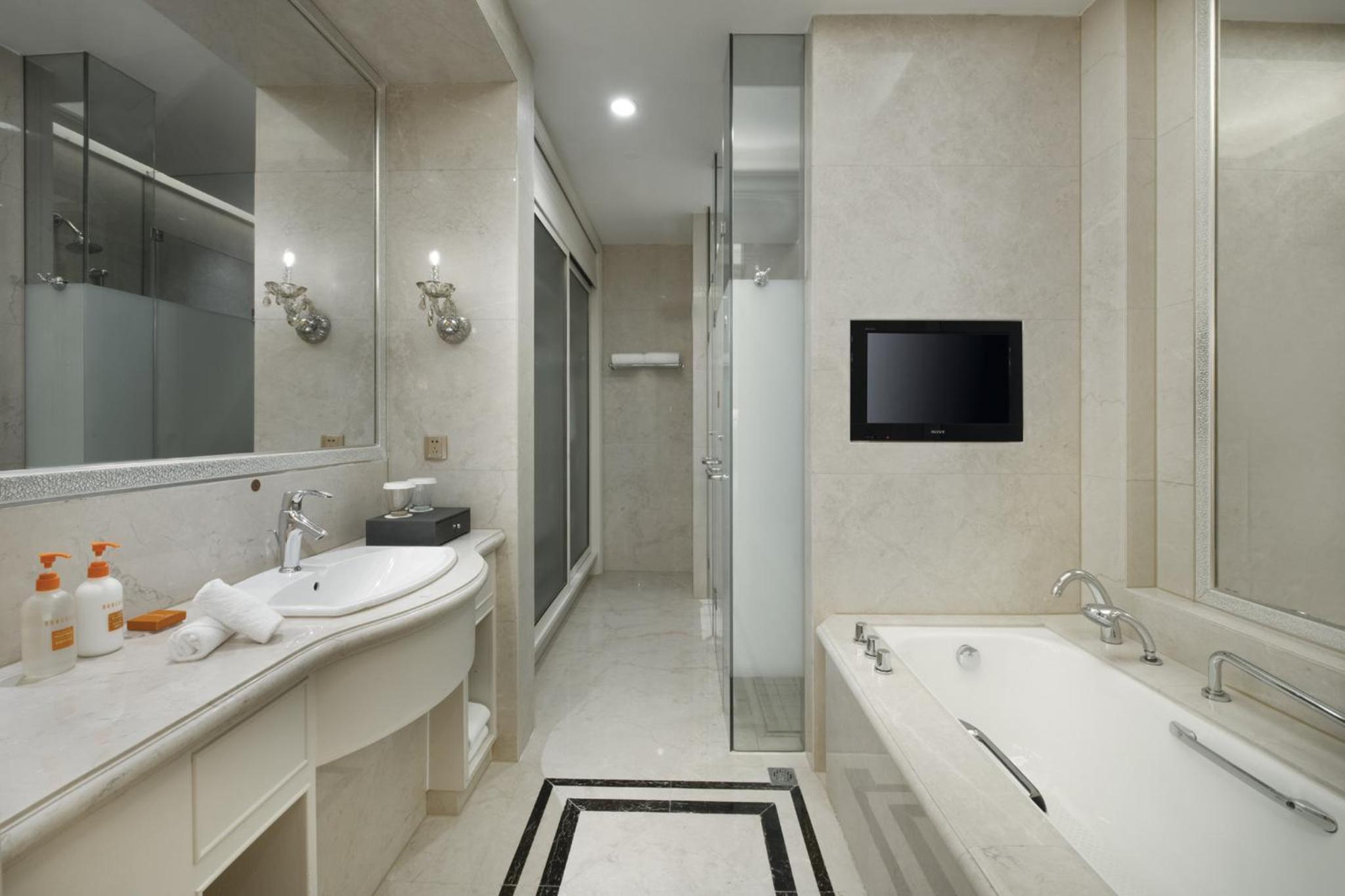 One-Bedroom King Suite with City View - Smoking - Photo 2