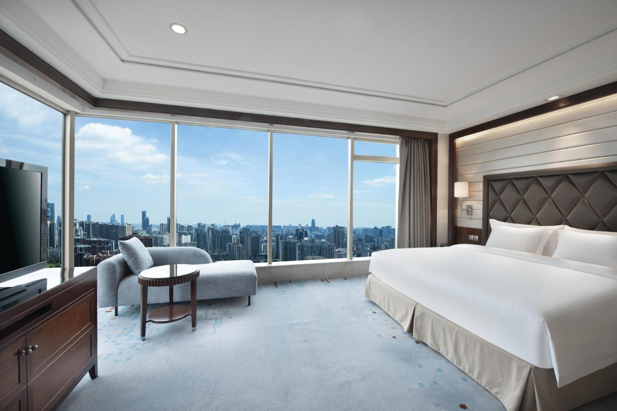One-Bedroom King Suite with City View - Smoking - Photo 4