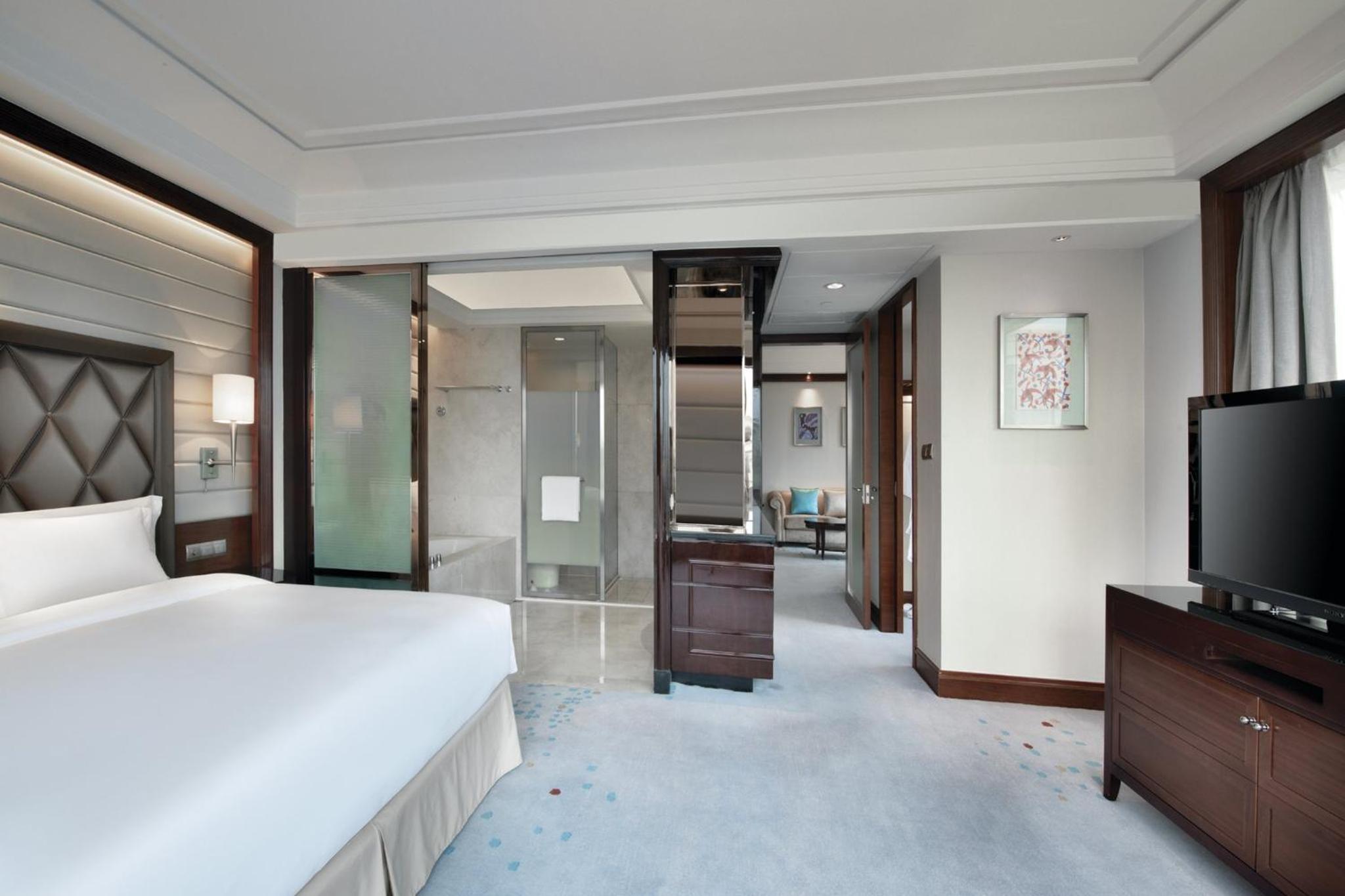 One-Bedroom King Suite with City View - Smoking - Photo 3