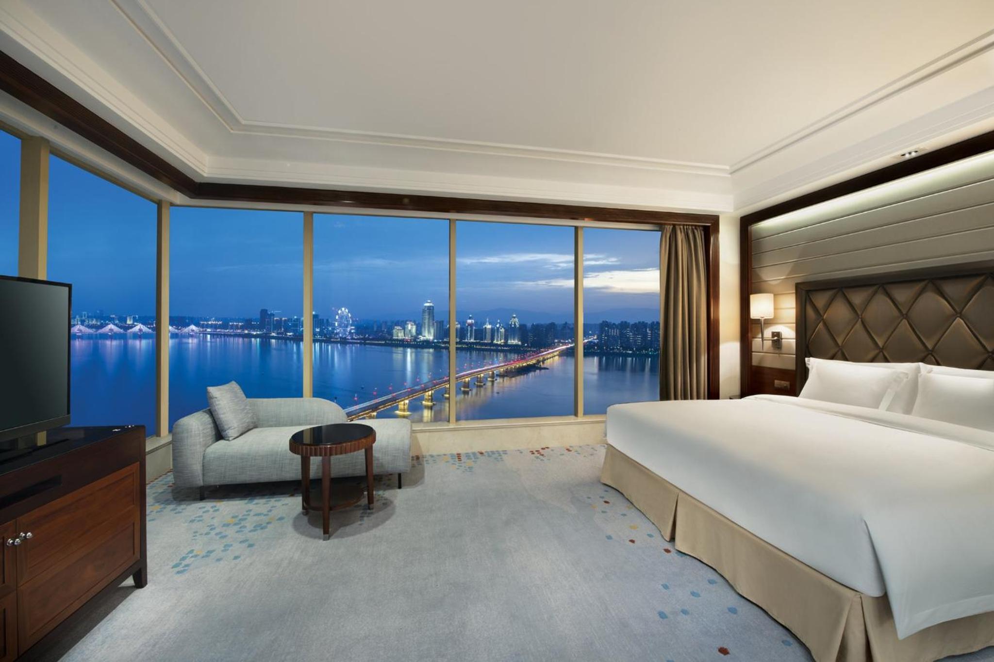 One-Bedroom Suite with River View - Photo 7