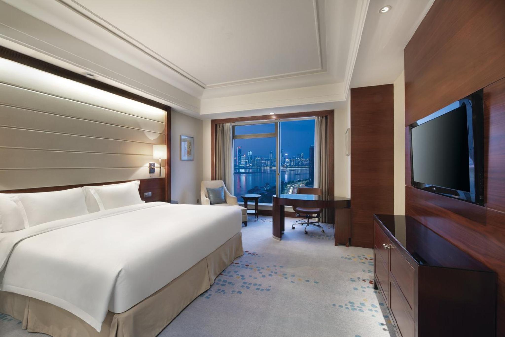 Standard King Room with River View - Photo 3