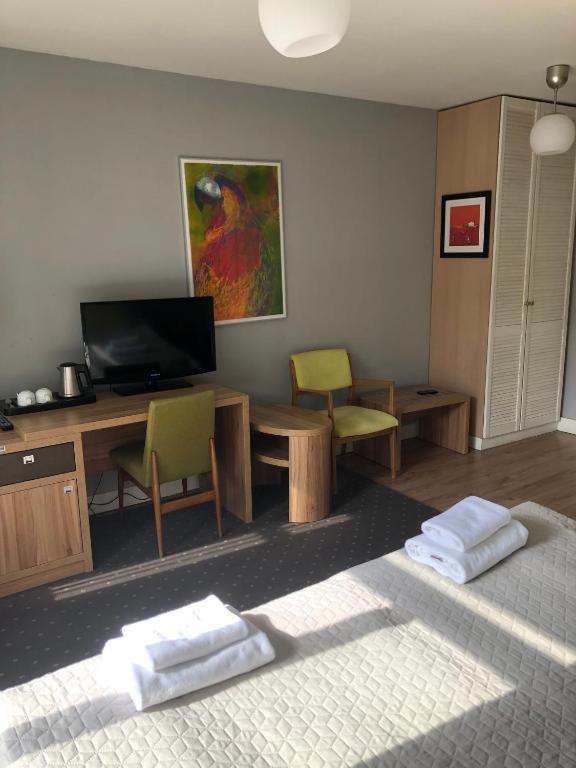 Apartment with Balcony - Photo 3