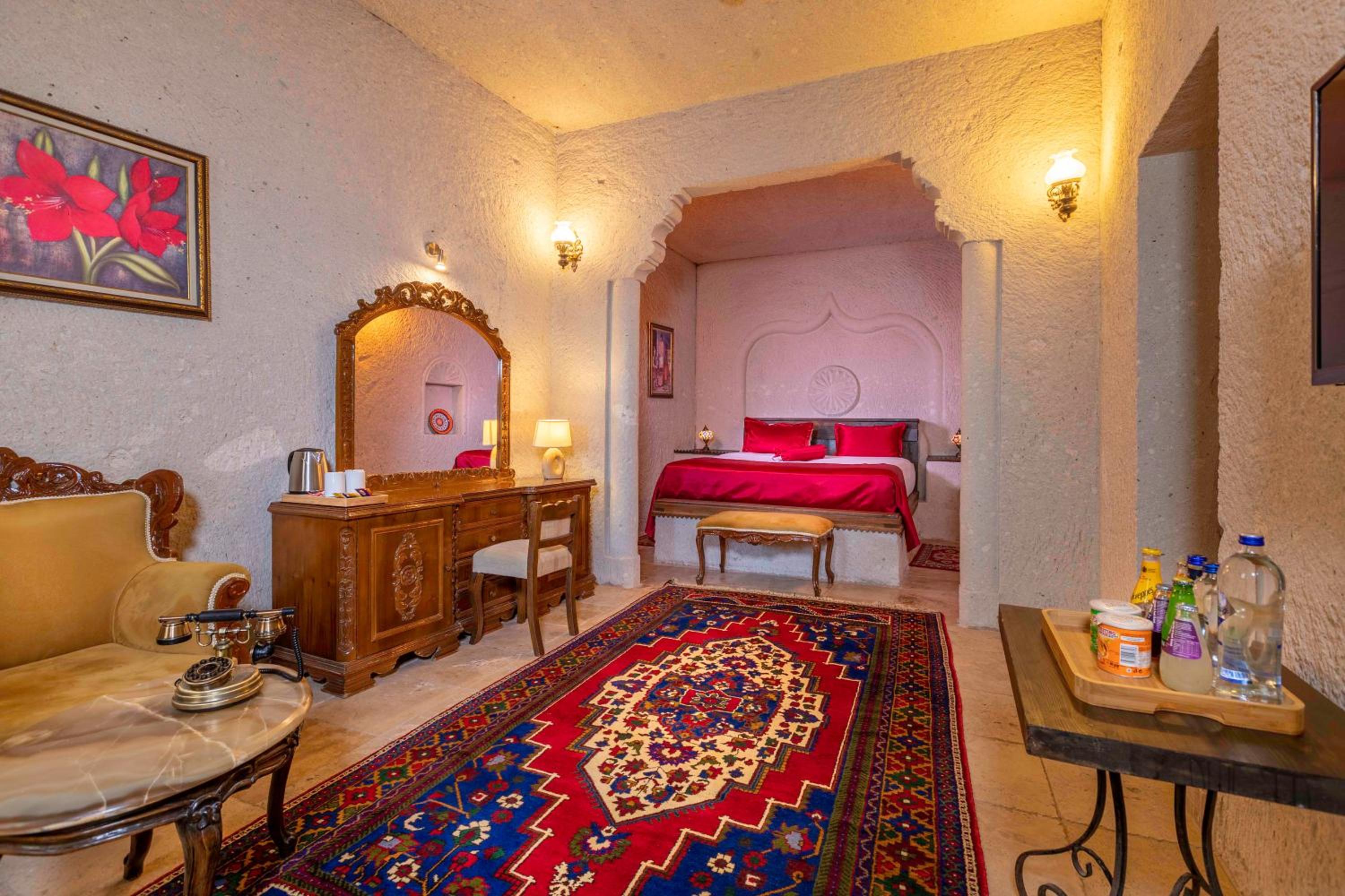 Suite Cave Room