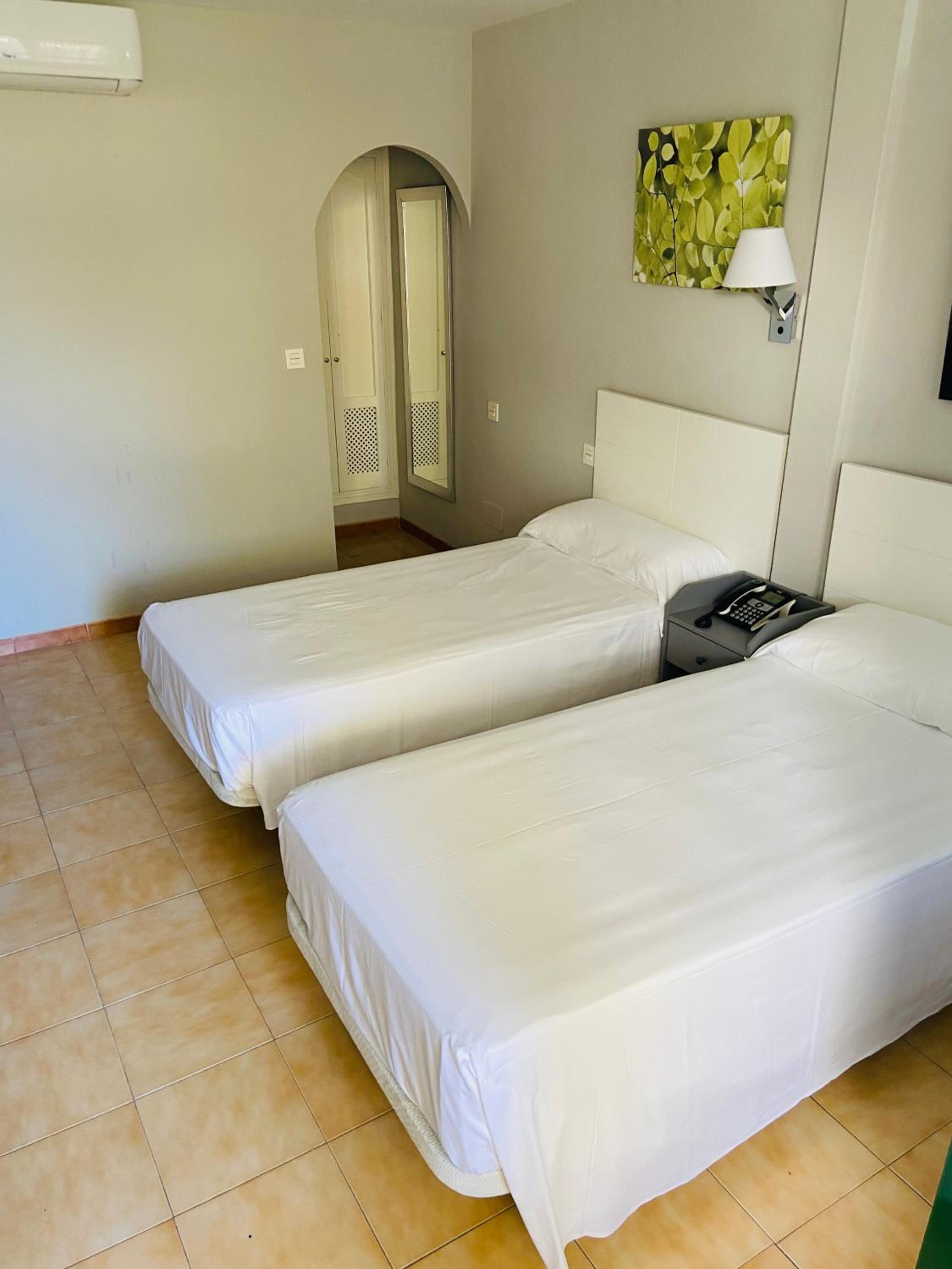 Economy Twin Room - Photo 3