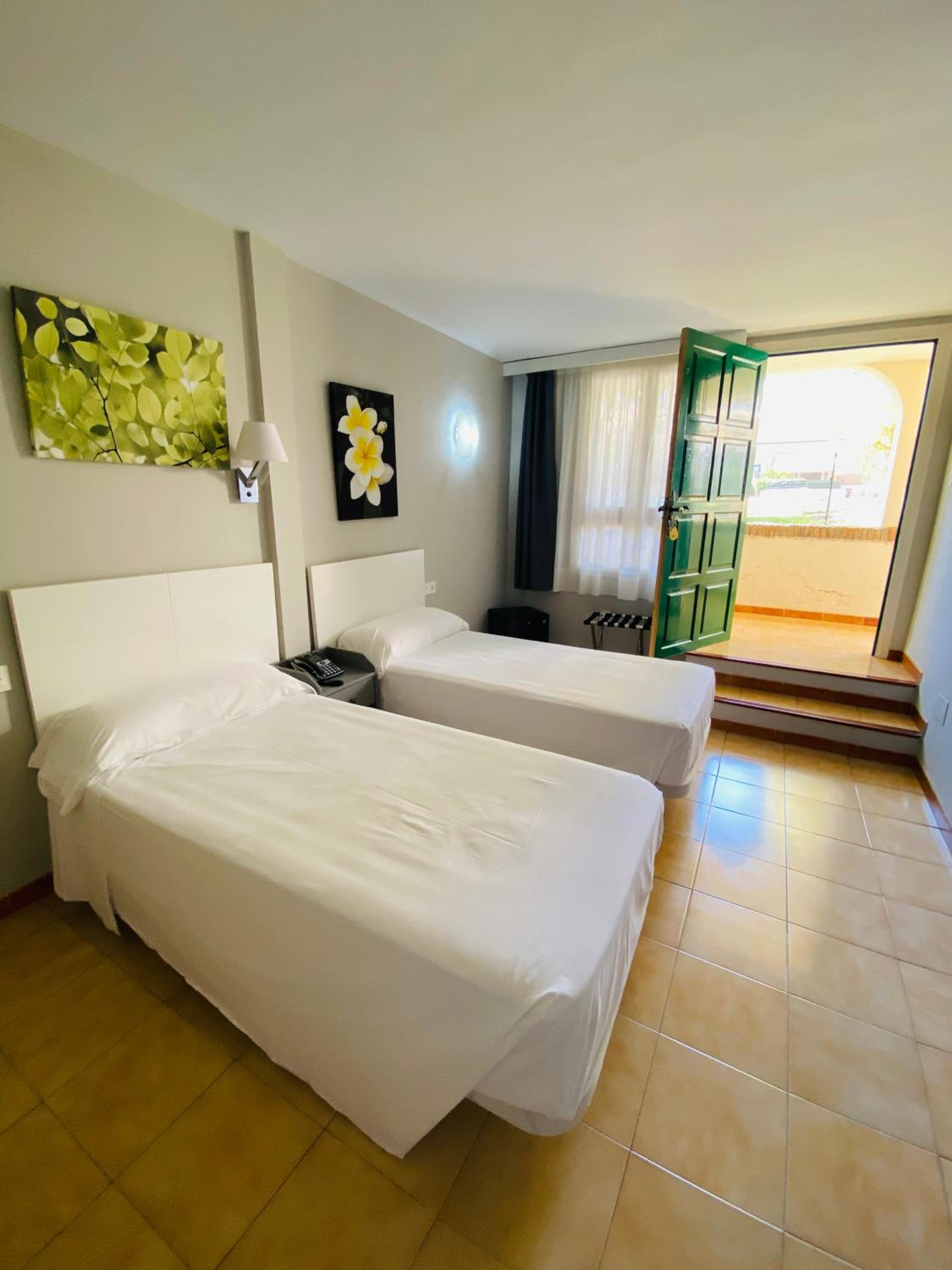 Economy Twin Room - Photo 1