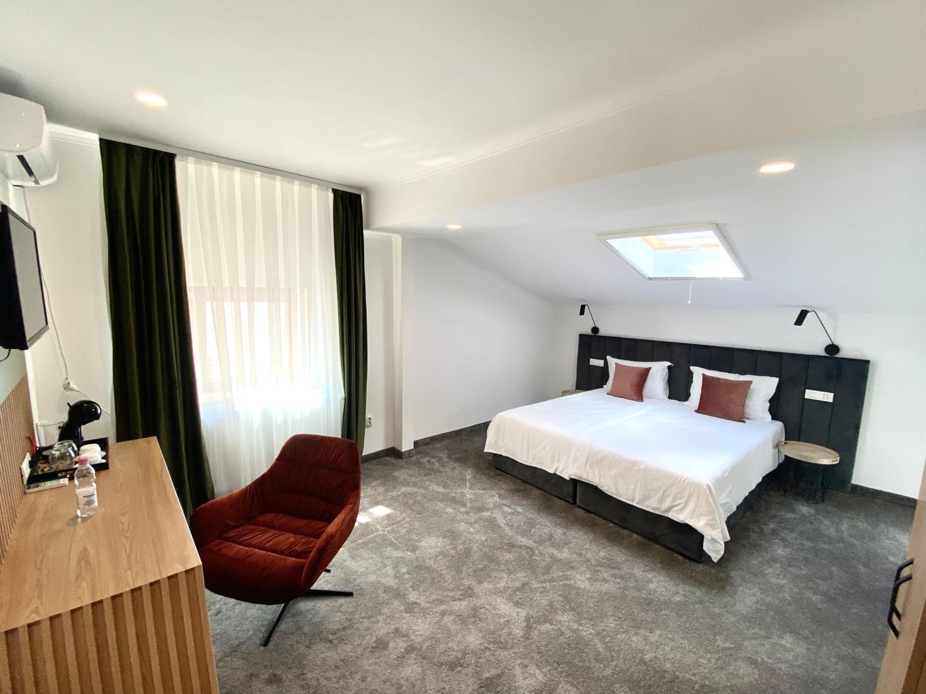 Double or Twin Room with Private Bathroom - Photo 2