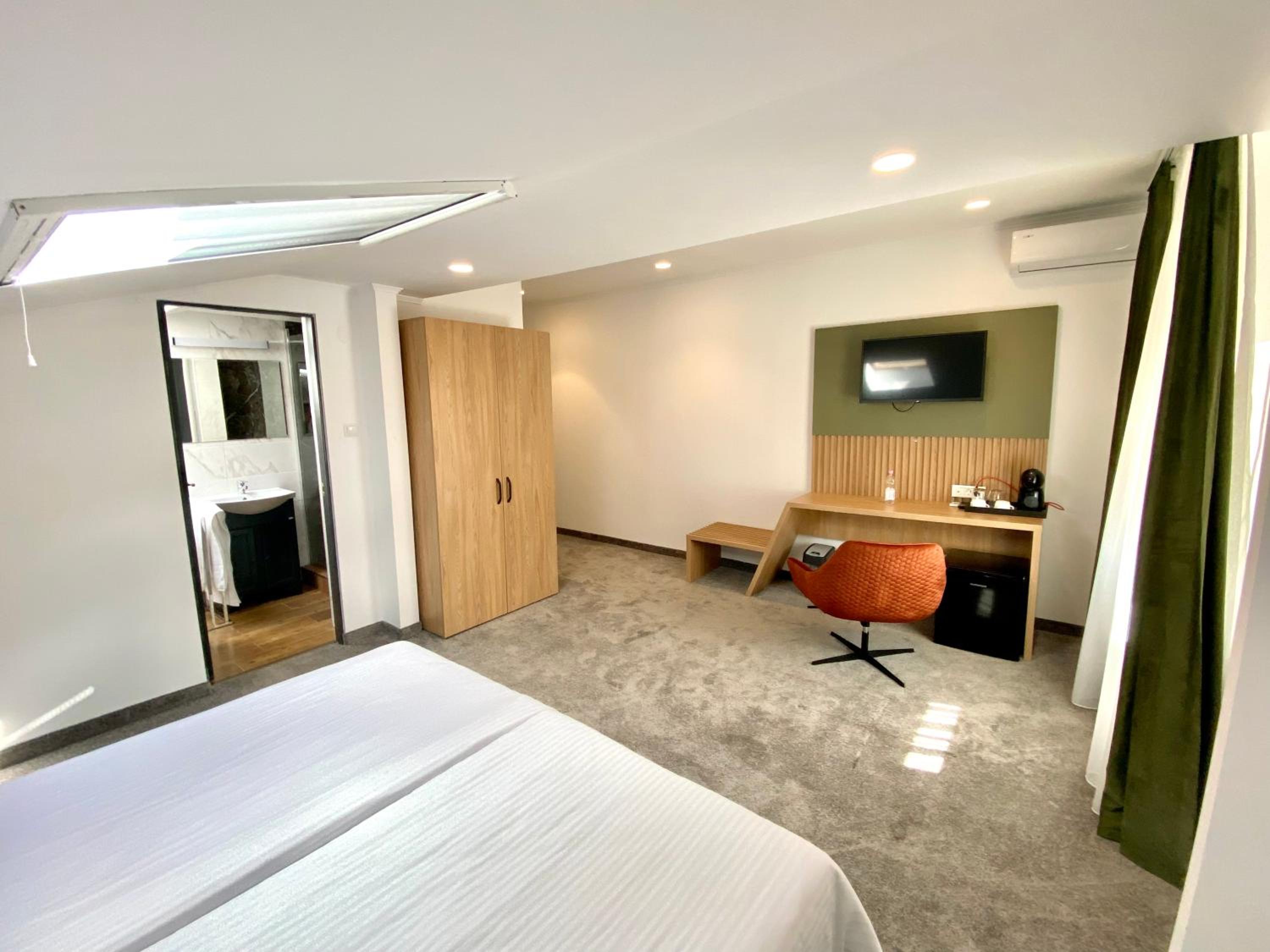 Double or Twin Room with Private Bathroom - Photo 1