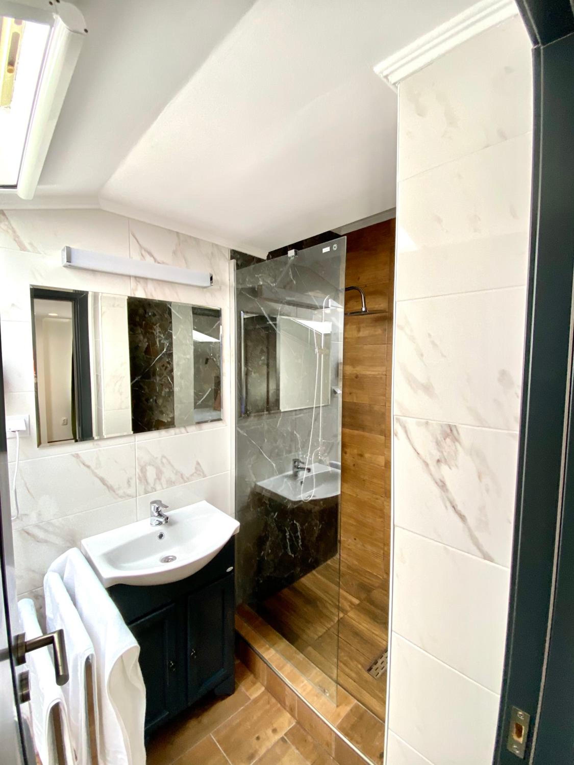 Double or Twin Room with Private Bathroom - Photo 3
