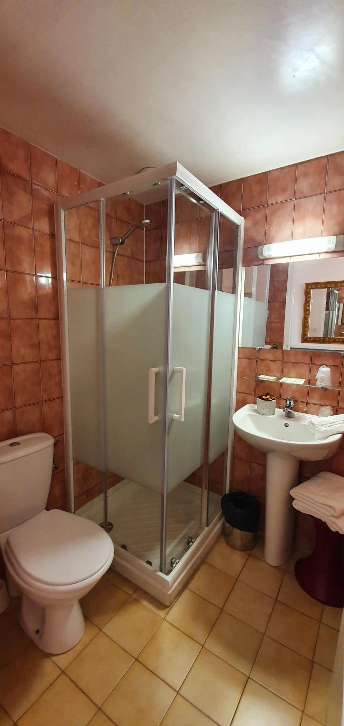 Double Room - Photo 5