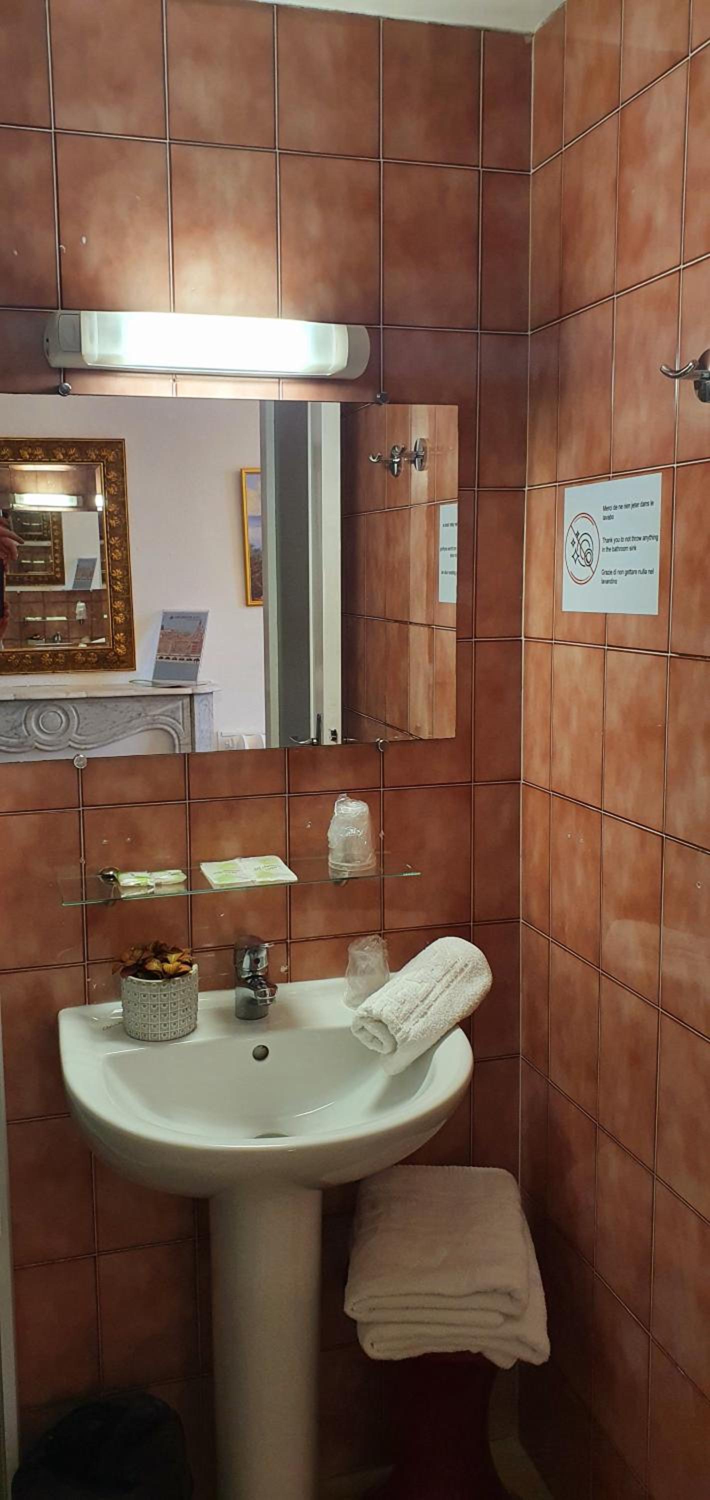 Double Room - Photo 6