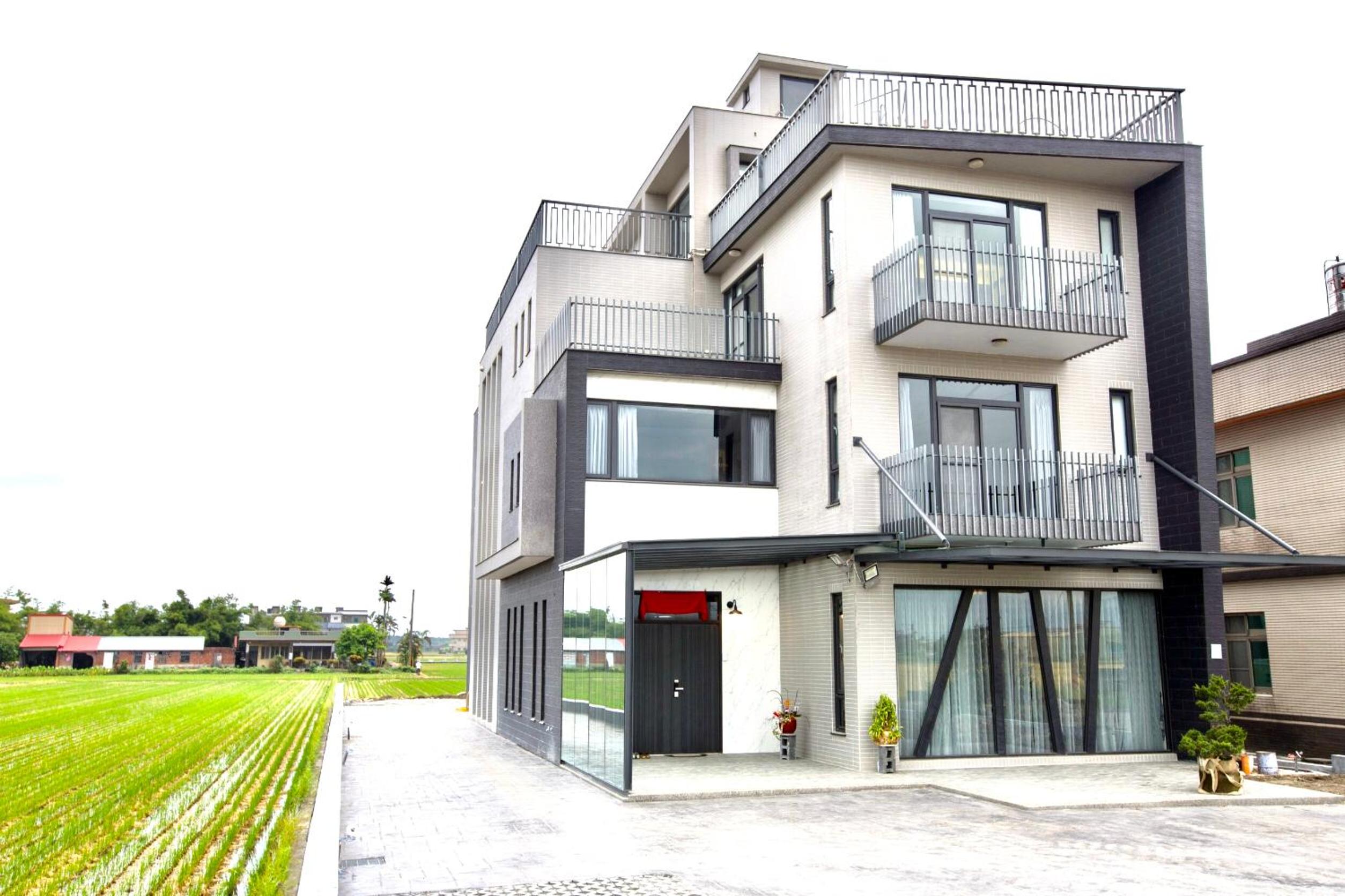 Six-Bedroom House photo 1