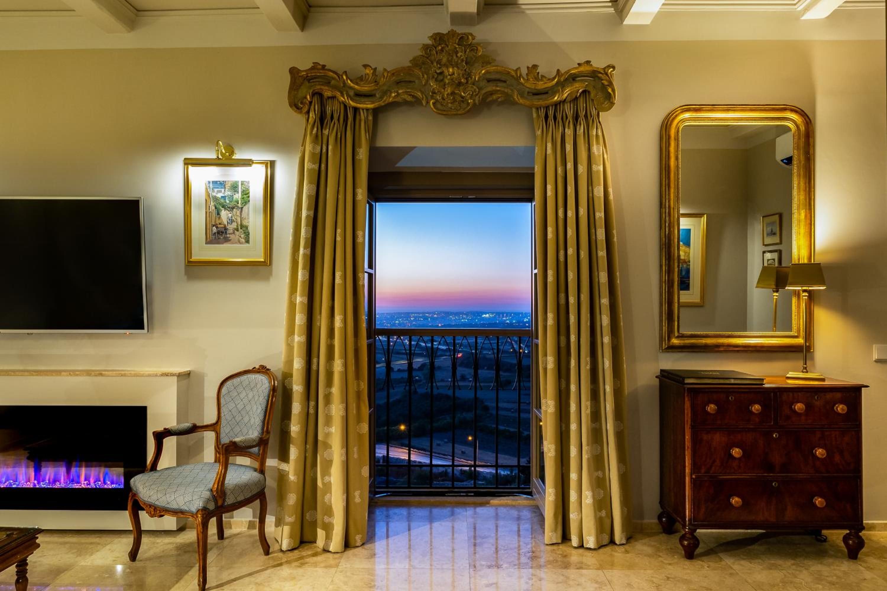 Executive Suite - Photo 2