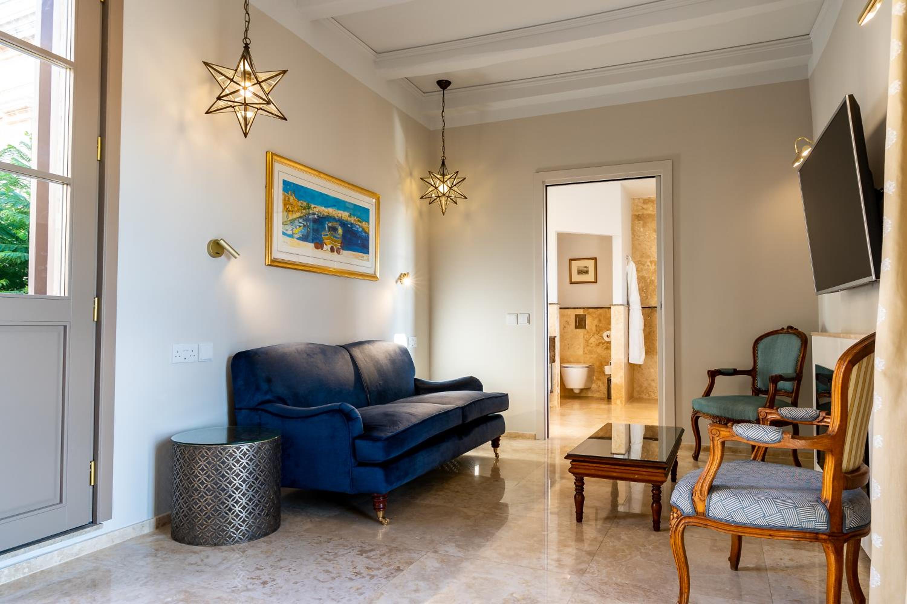 Executive Suite - Photo 9