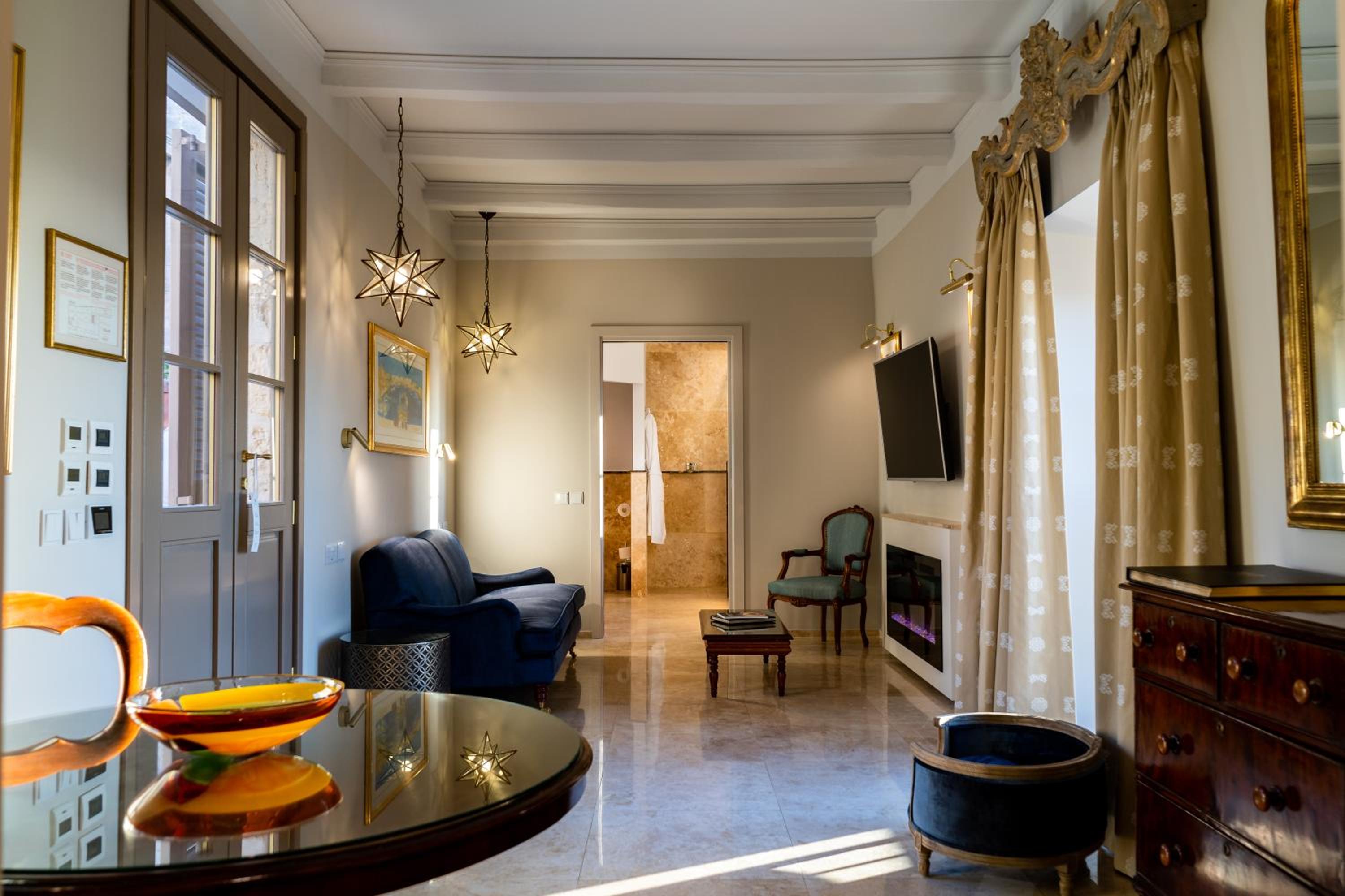 Executive Suite - Photo 8