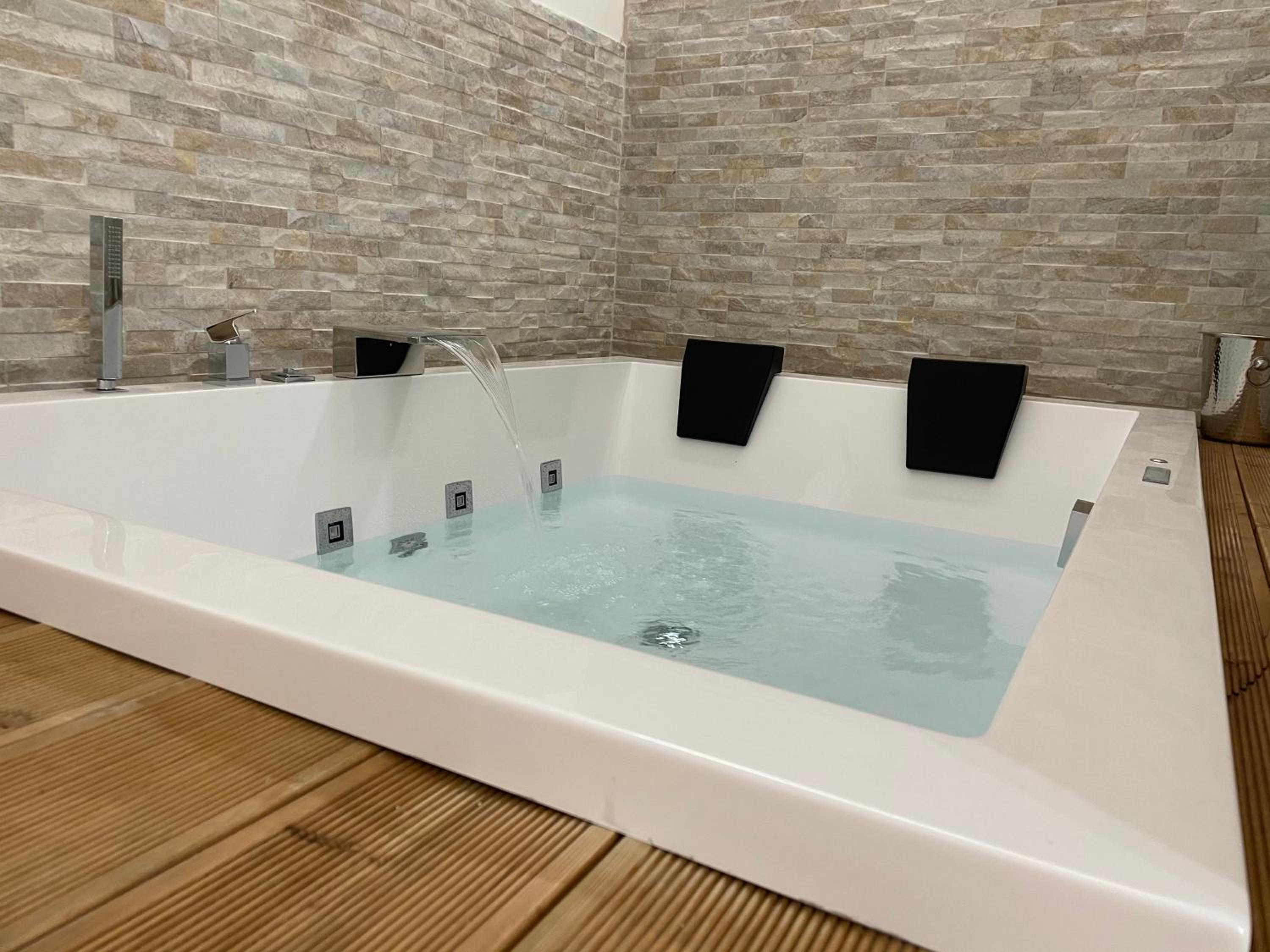 King Room with Spa Bath - Photo 22
