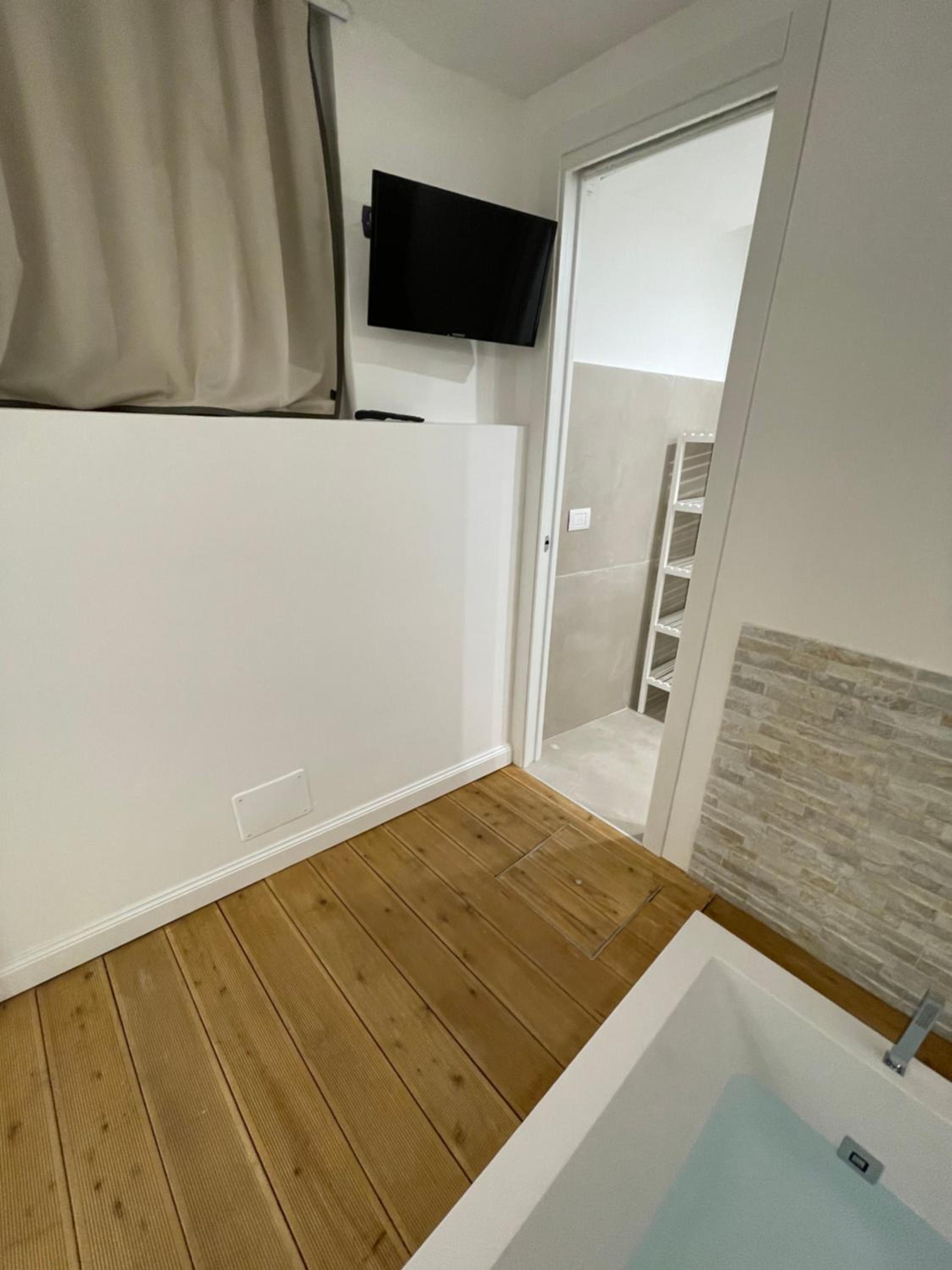 King Room with Spa Bath - Photo 13