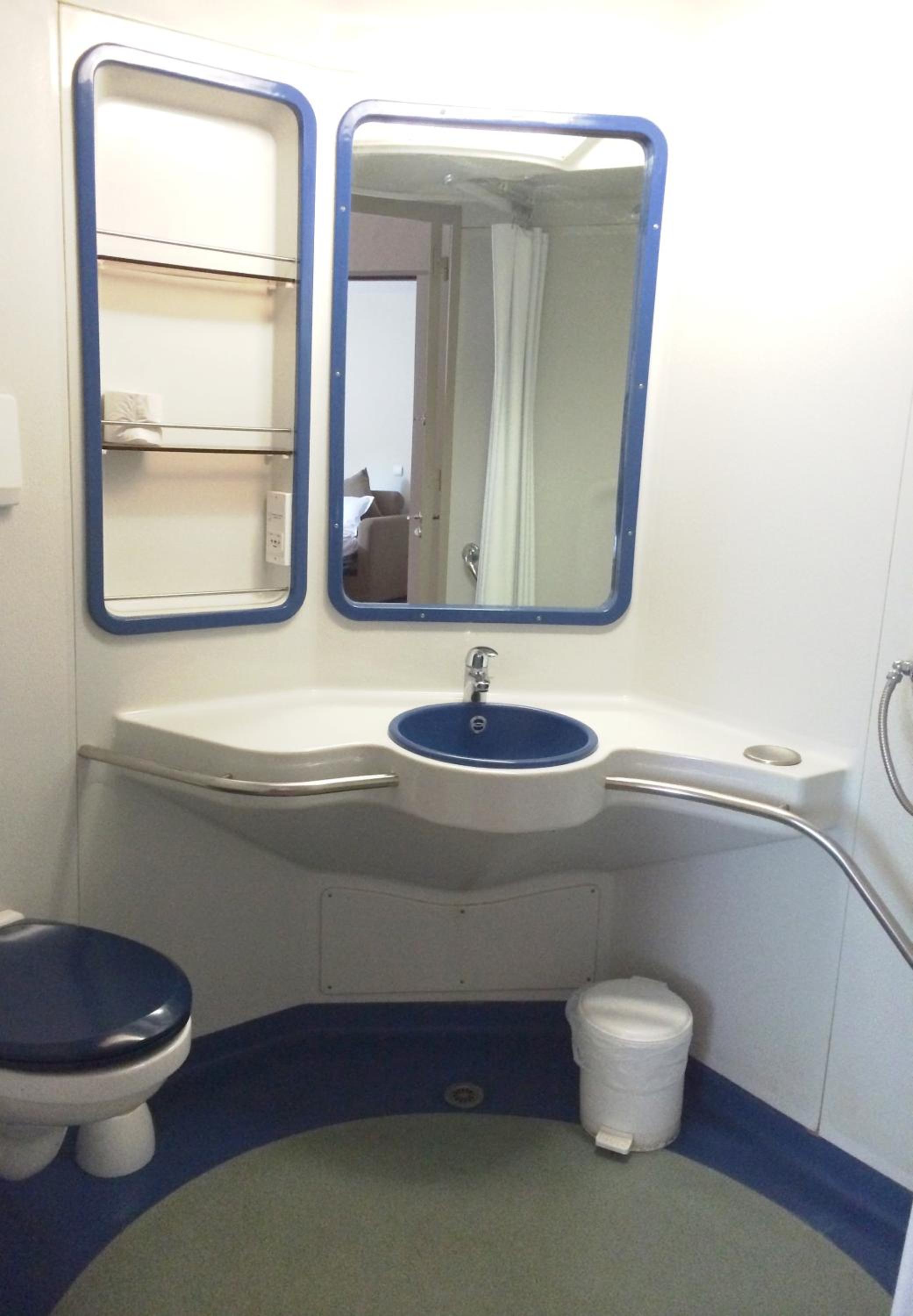 Apartment (4 Adults) - Disability Access photo 2