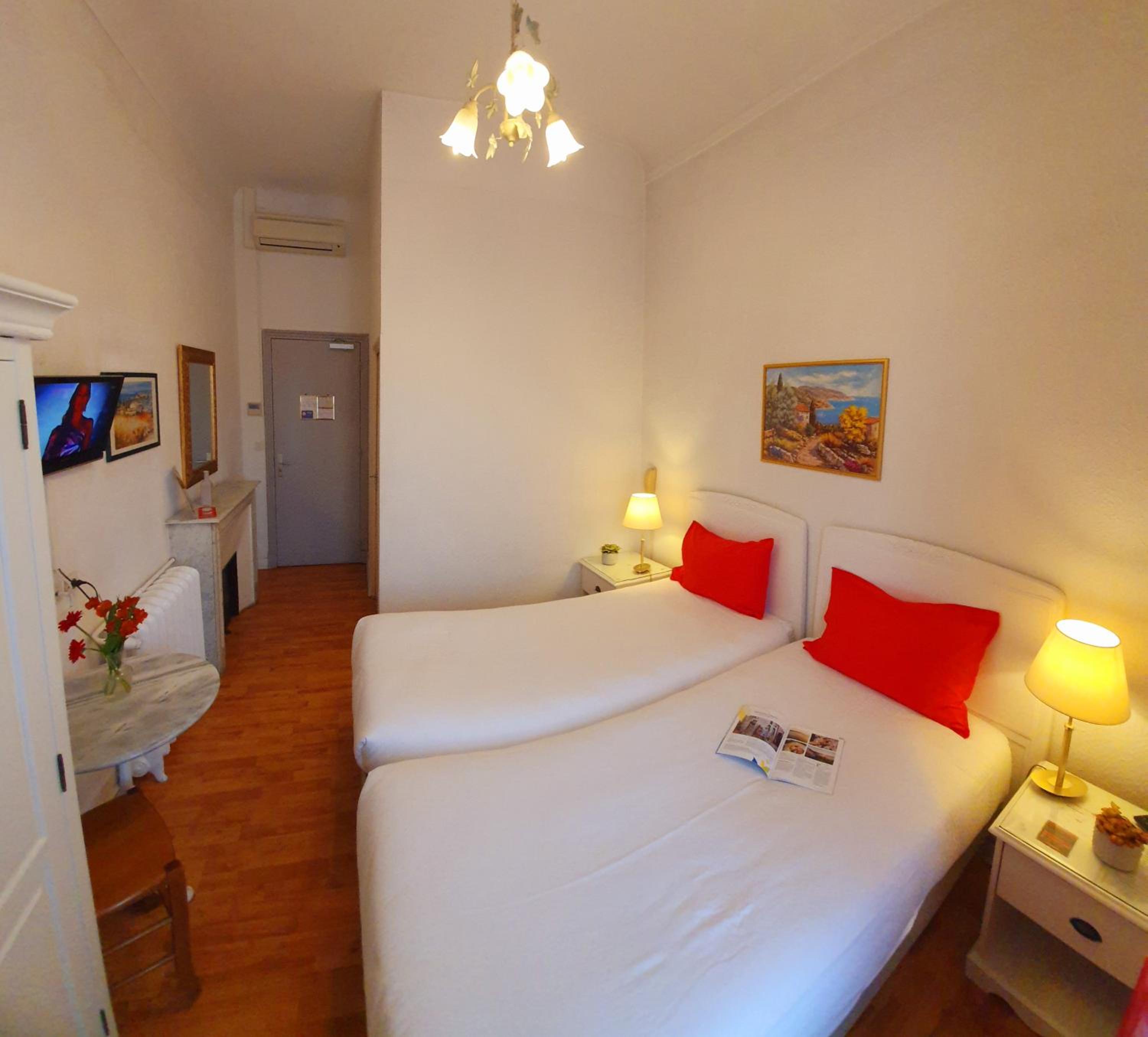 Twin Room - Photo 1