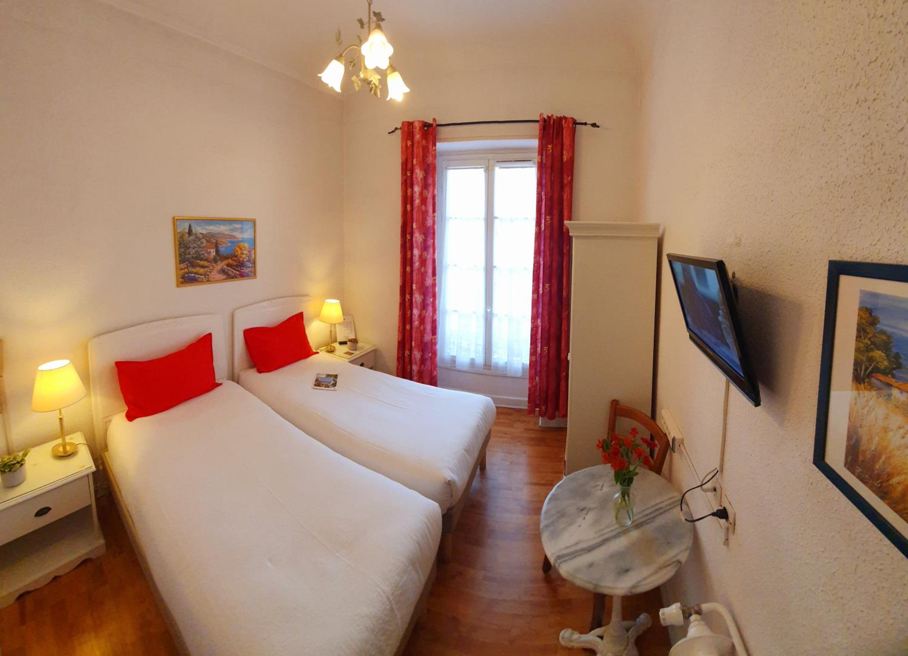Twin Room - Photo 3