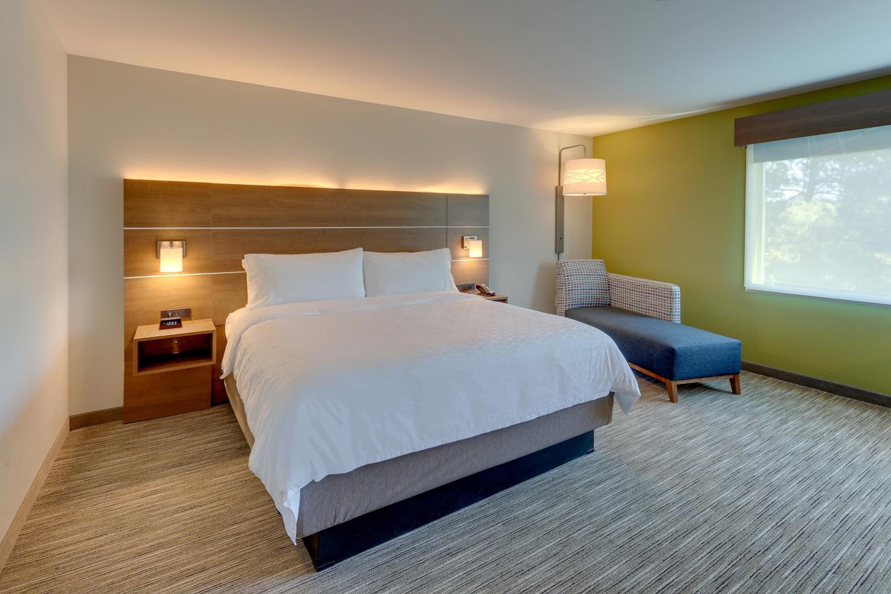 Standard King Room with Extra Floor Space - Photo 10