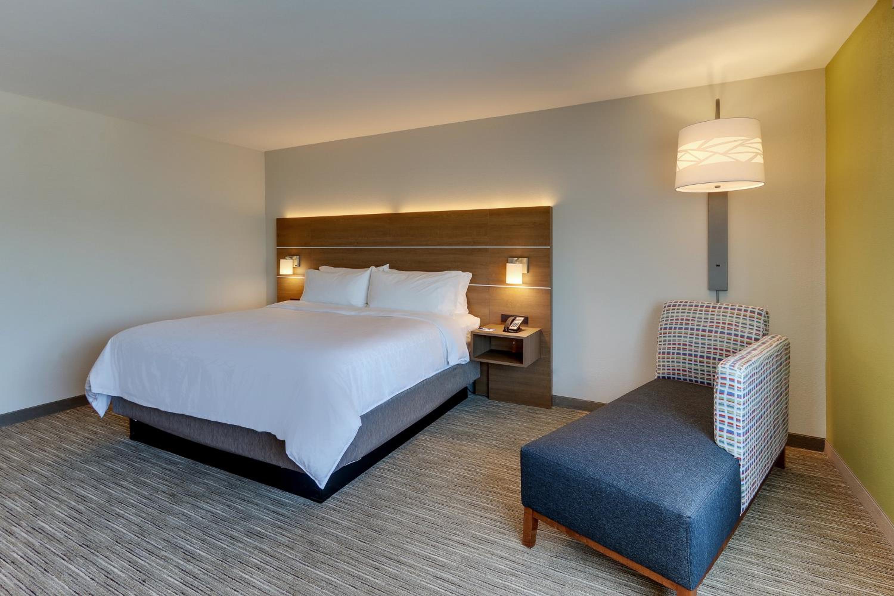 Standard King Room - Photo 14