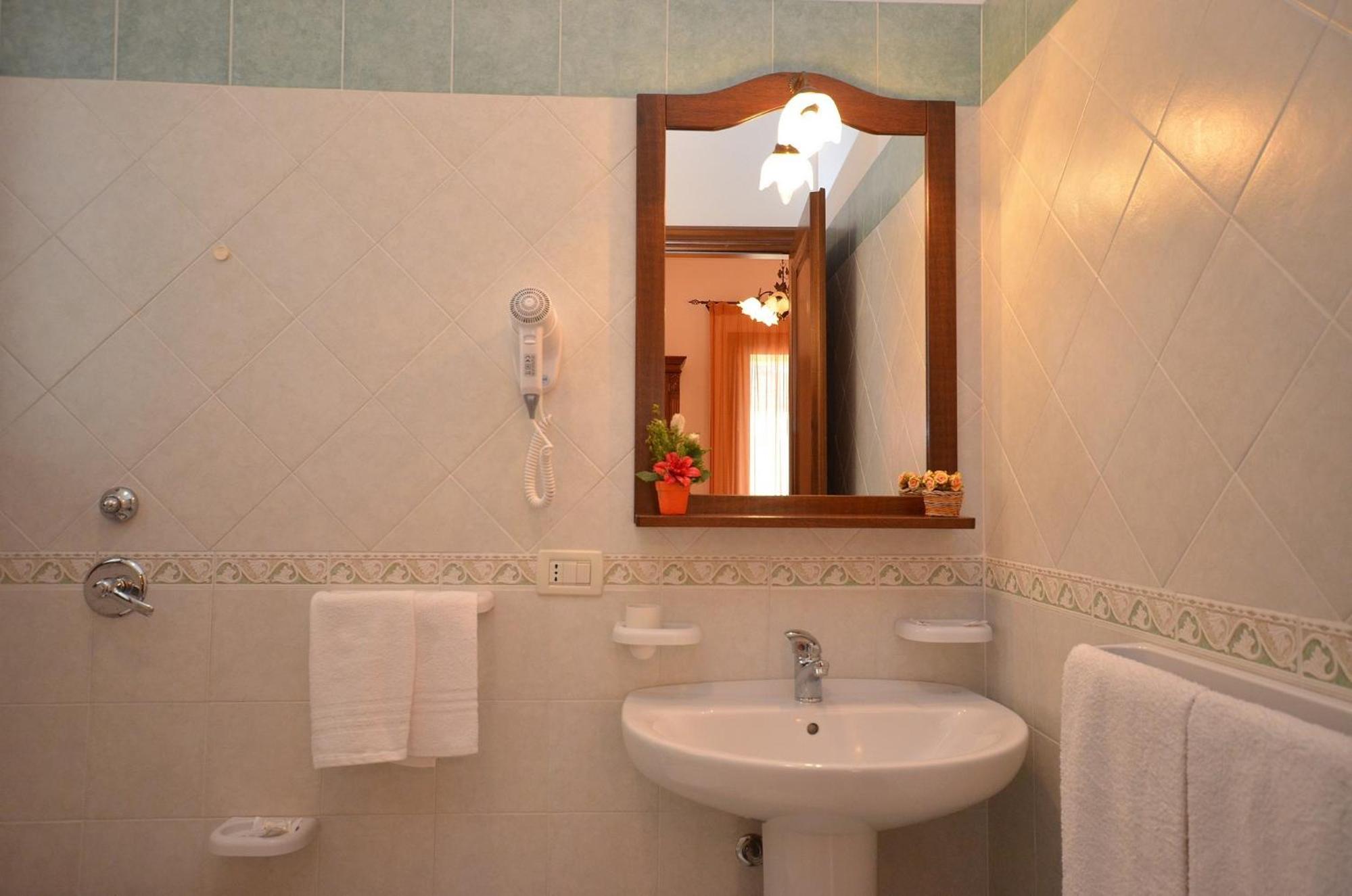 Standard Double Room - Photo 22