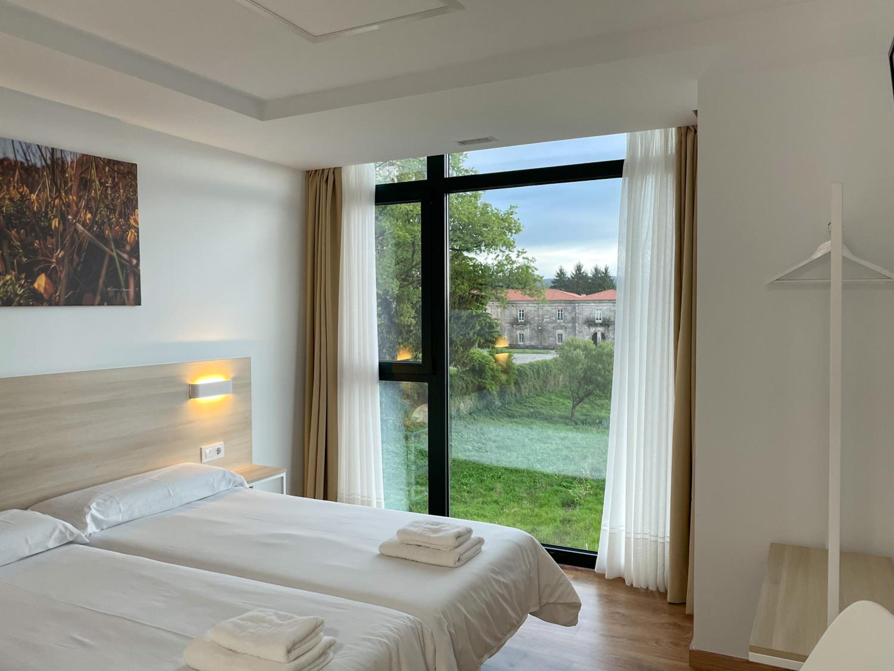Twin Room with Private Bathroom - Photo 7