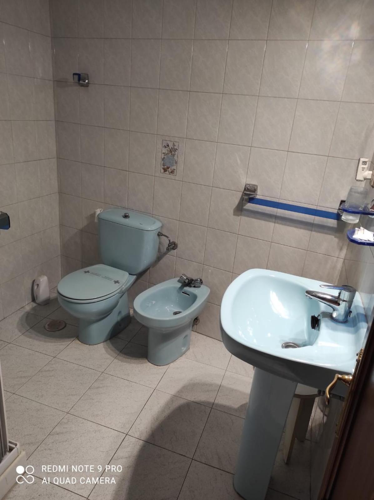 Twin Room with Private Bathroom - Photo 4