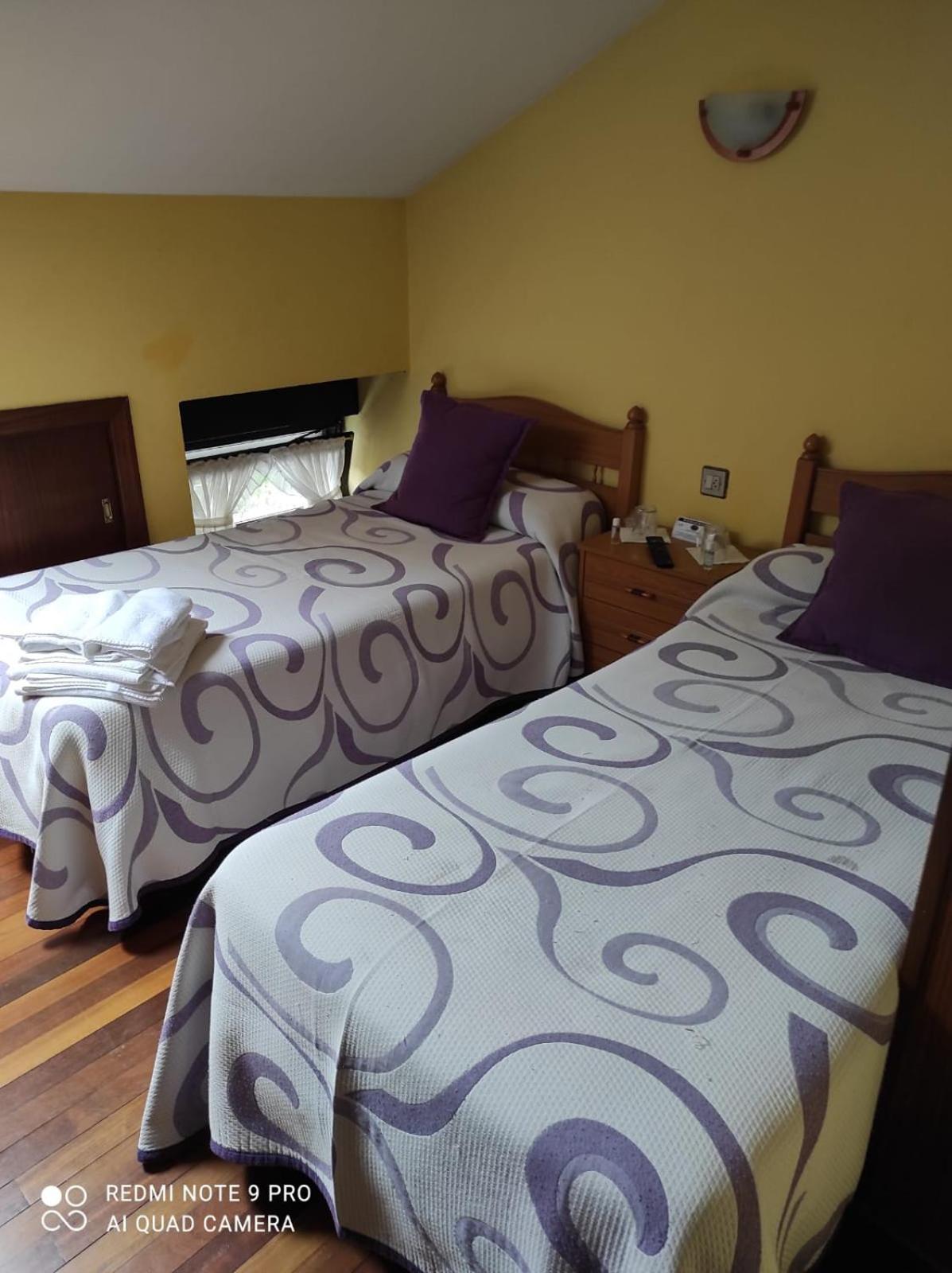Twin Room with Private Bathroom - Photo 5
