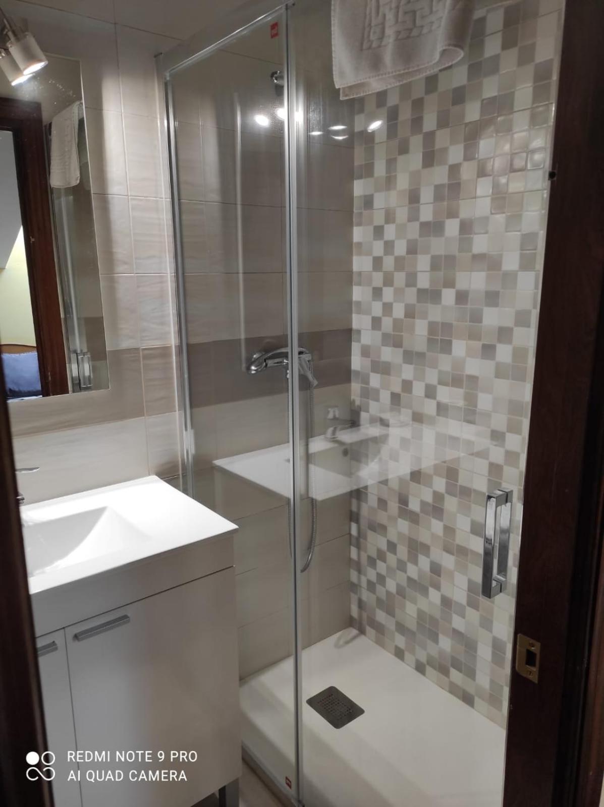 Twin Room with Private Bathroom - Photo 3