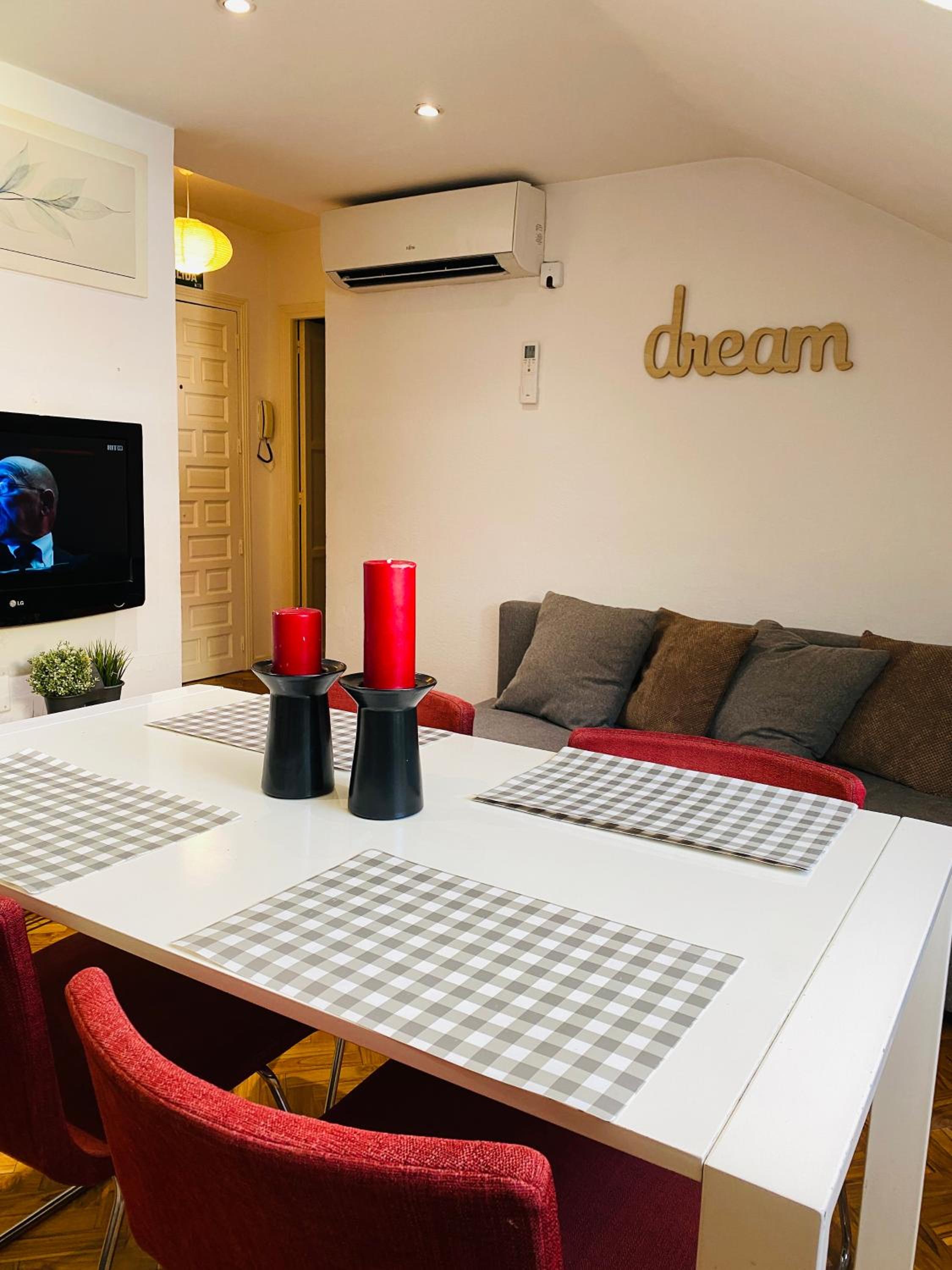 One-Bedroom Apartment - Photo 3
