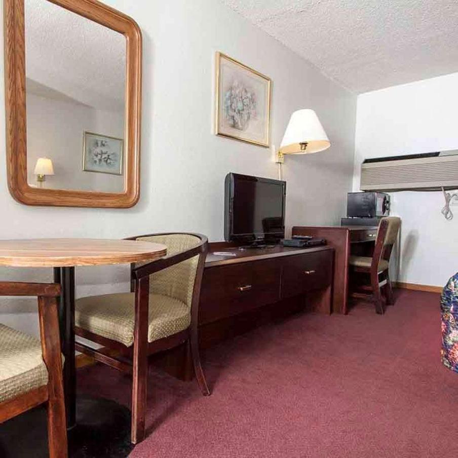 Double Room with Two Double Beds - Non-Smoking - Photo 3