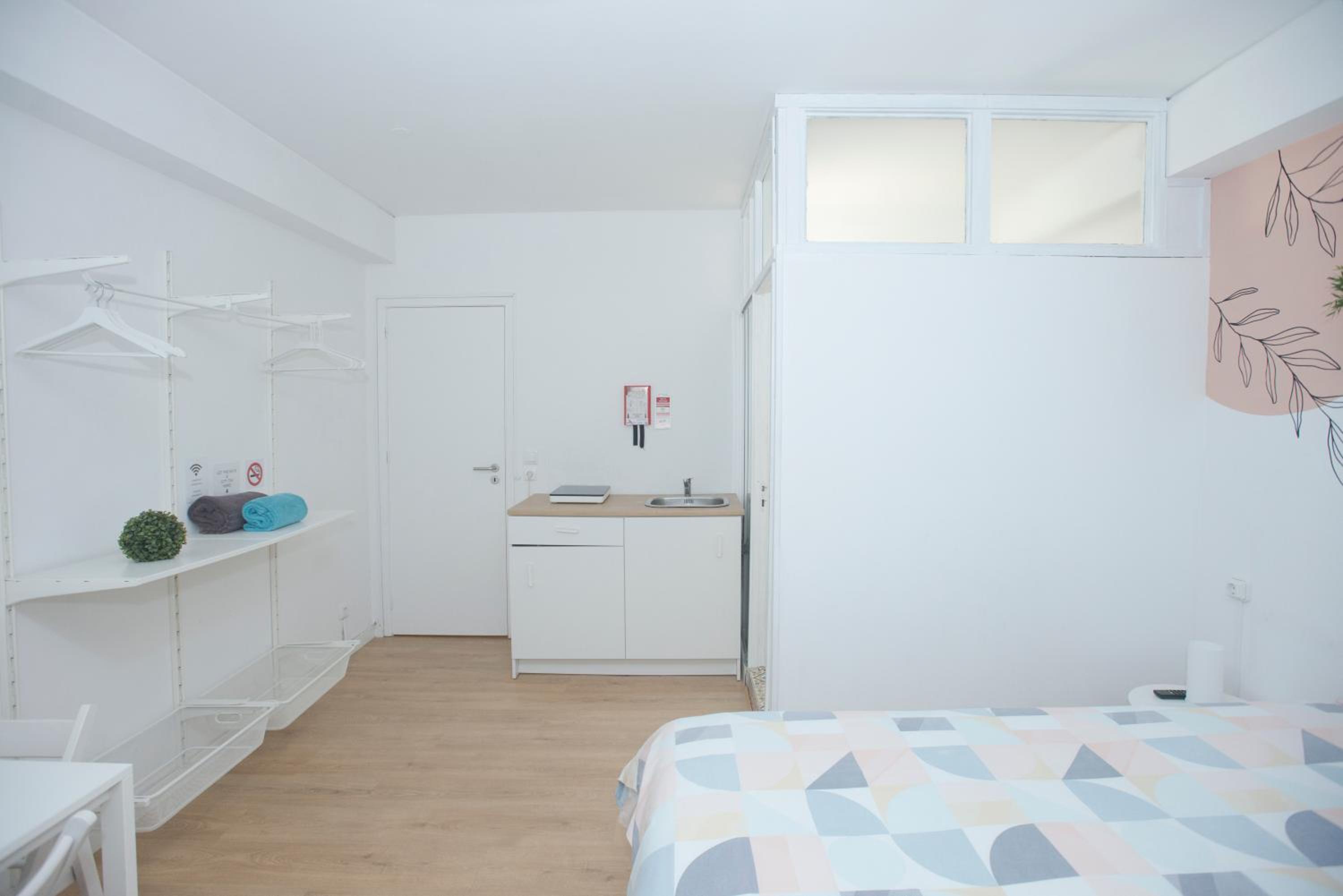 Double Room with Private Bathroom - Photo 9