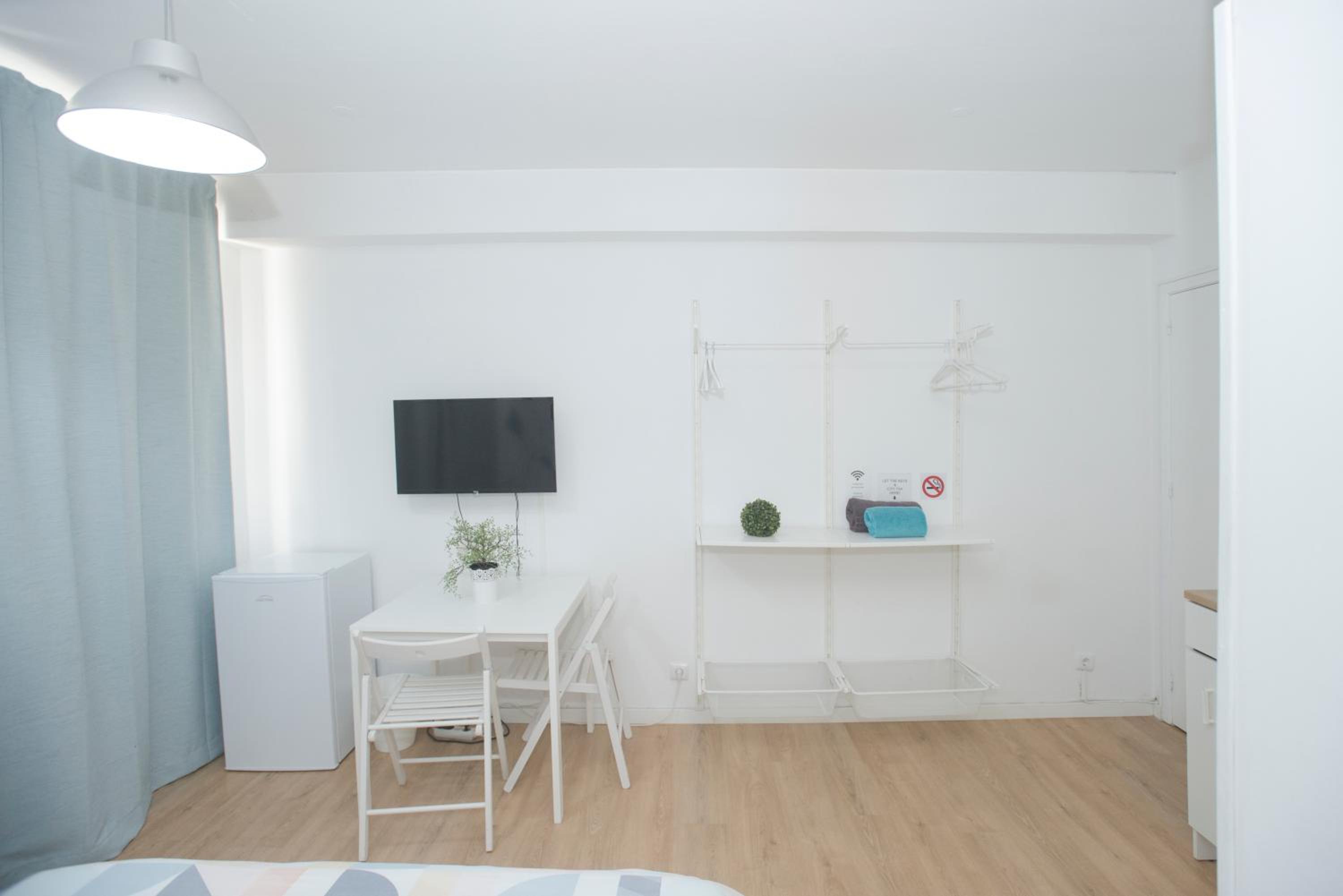 Double Room with Private Bathroom - Photo 7