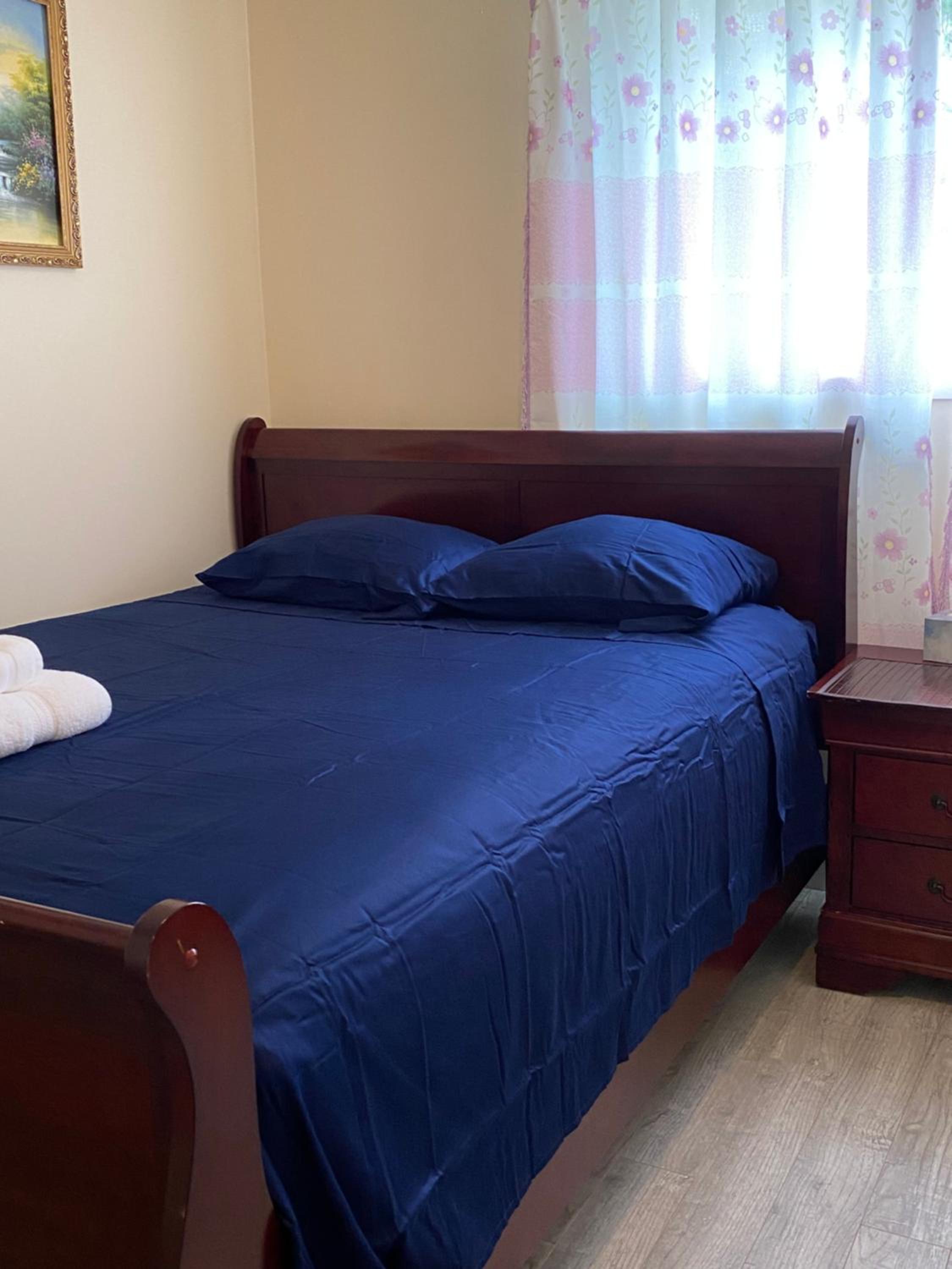 Queen Room with Shared Bathroom photo 2