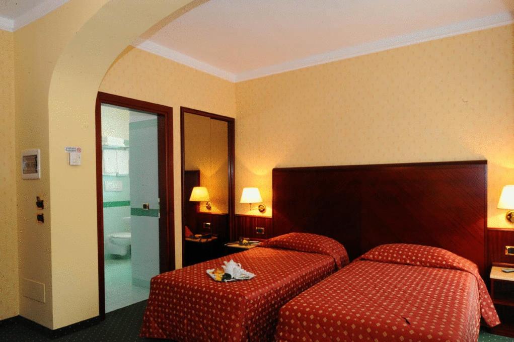 Standard Twin Room - Photo 9