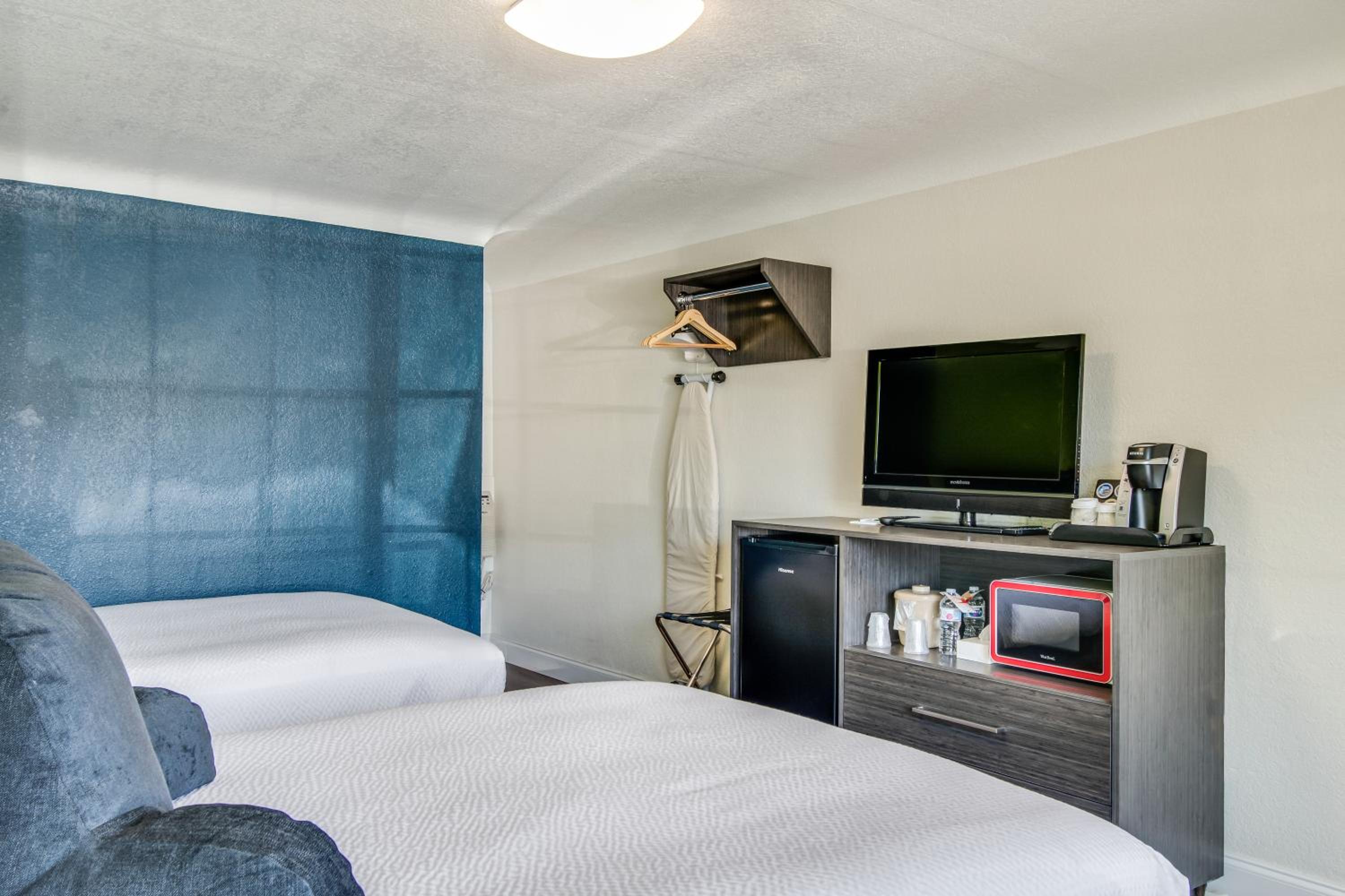 Double Room with Two Double Beds - Non-Smoking - Photo 6