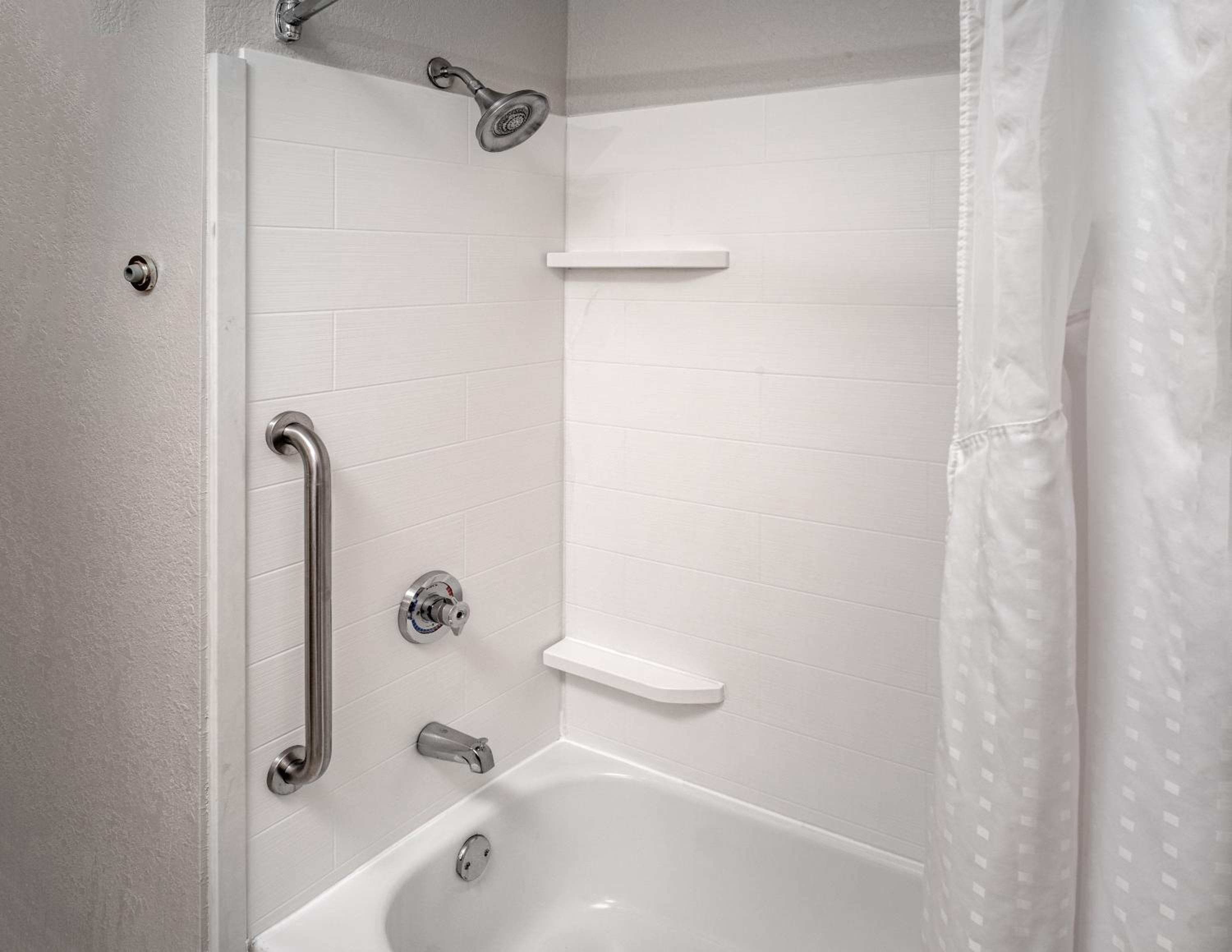 Standard King Room - Photo 14