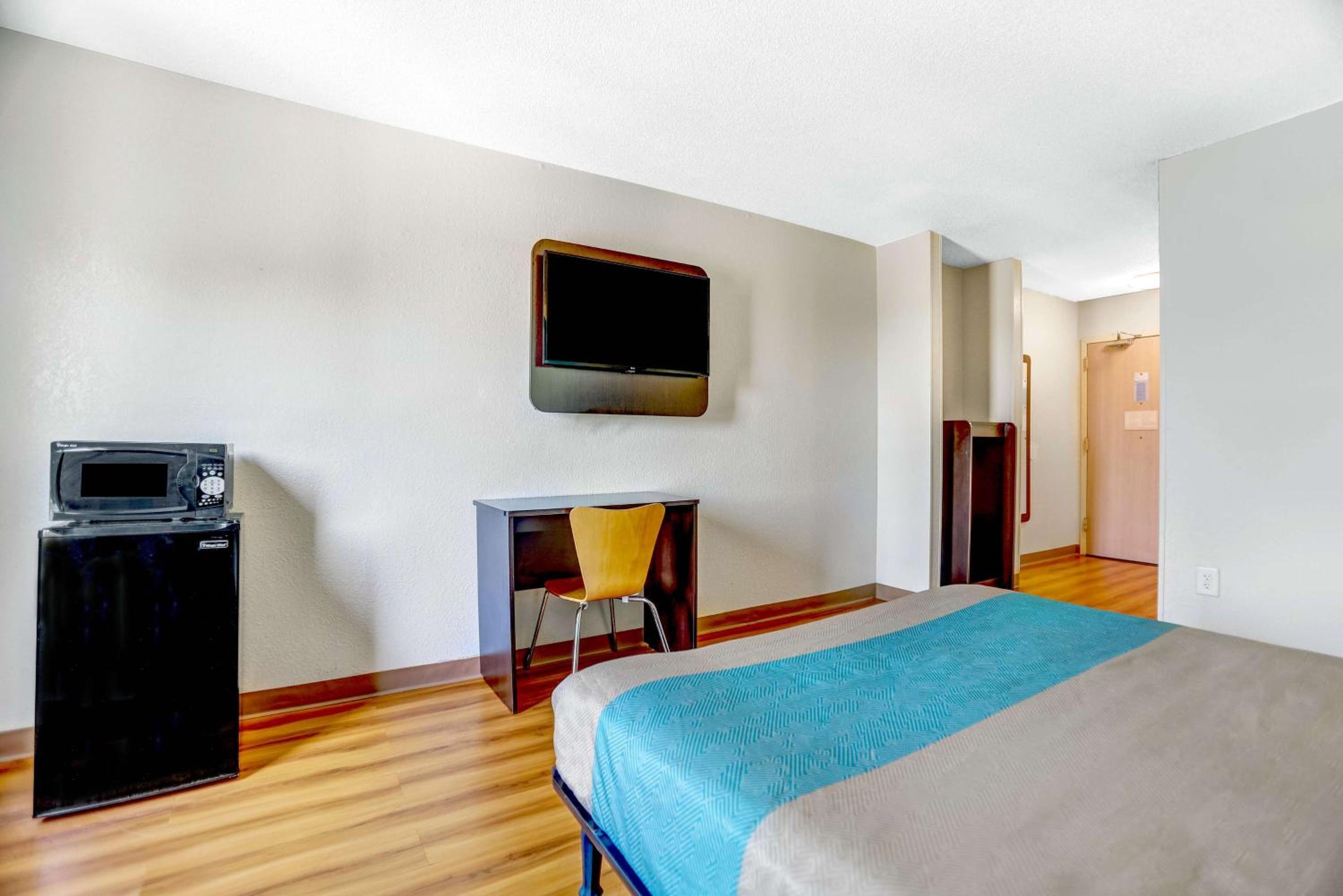 Queen Room - Non-Smoking - Photo 2
