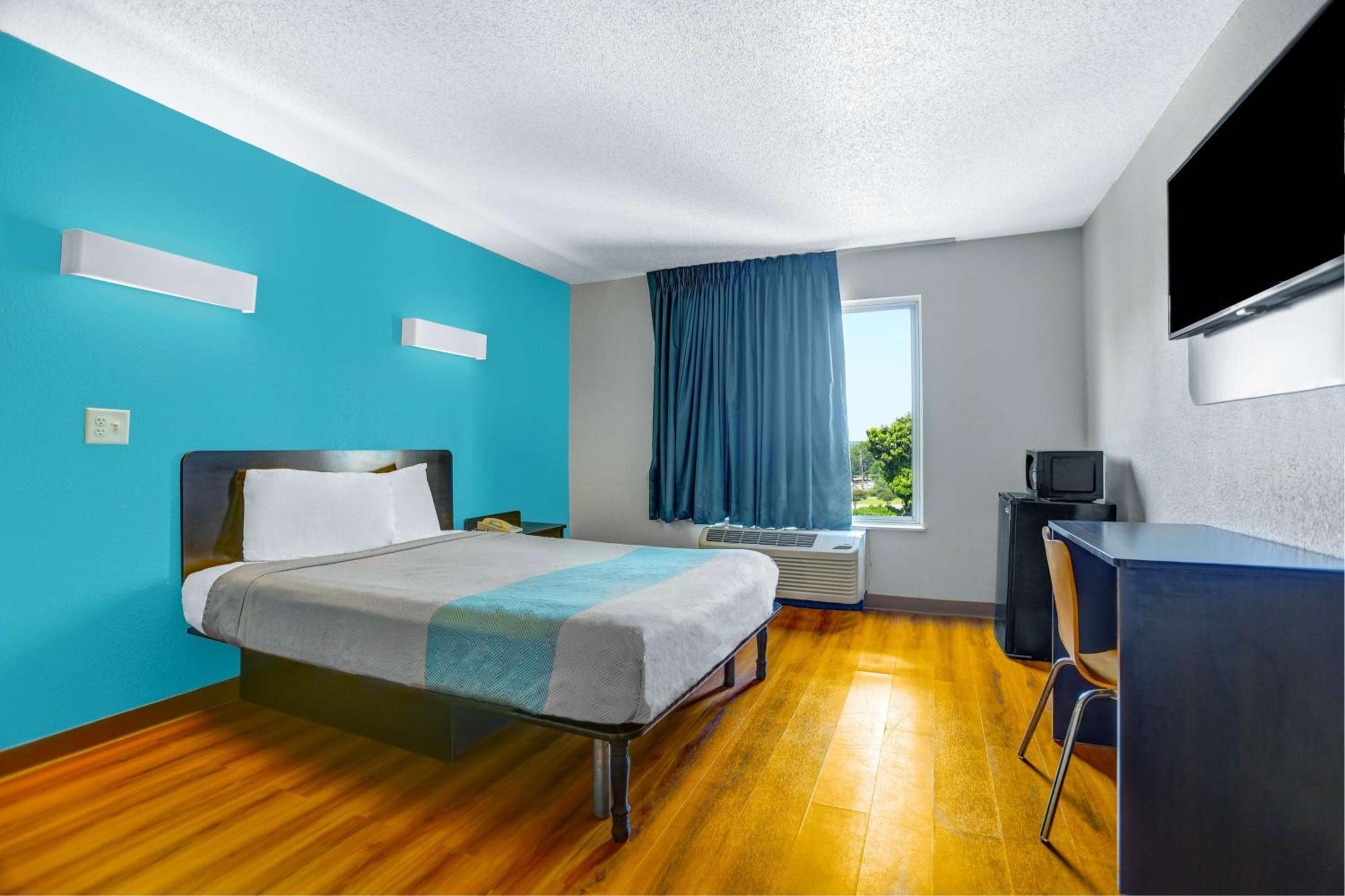 Queen Room - Disability Access - Non-Smoking - Photo 1