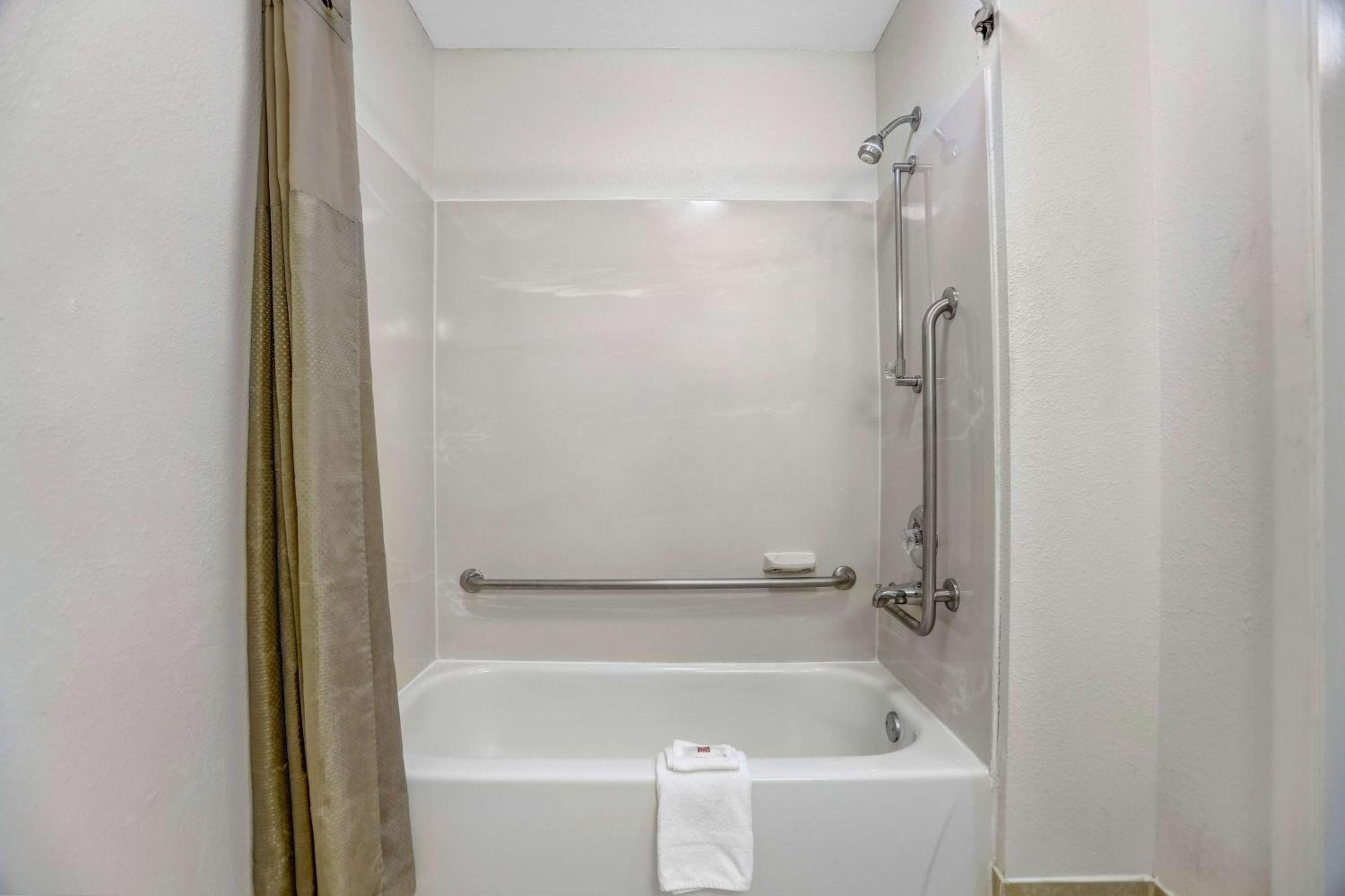 Queen Room - Disability Access - Non-Smoking - Photo 10